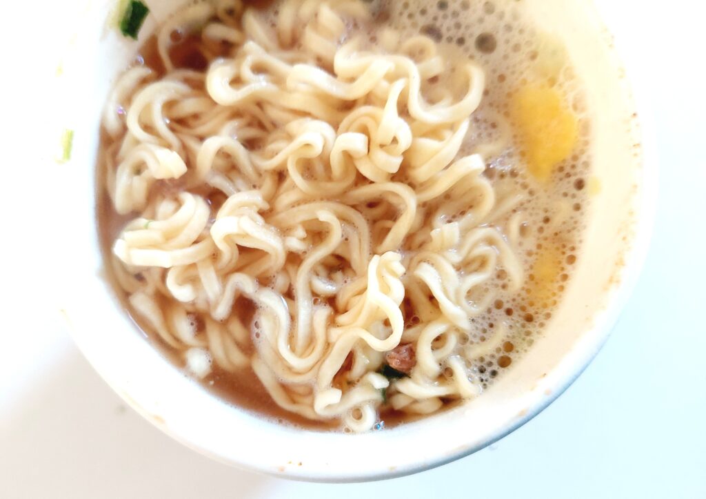 コープ「醤油ラーメン（鶏だししょう油味）」麺アップ