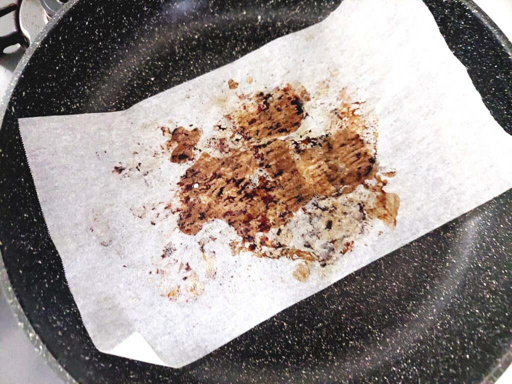 コープ「産直げん気鶏モモ肉の塩麹漬け」キッチンペーパーで焼いた後