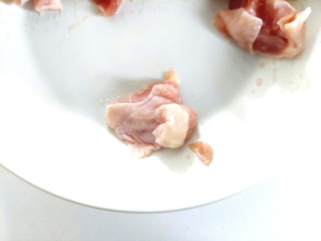 コープ「産直げん気鶏モモ肉の塩麹漬け」解凍後1個