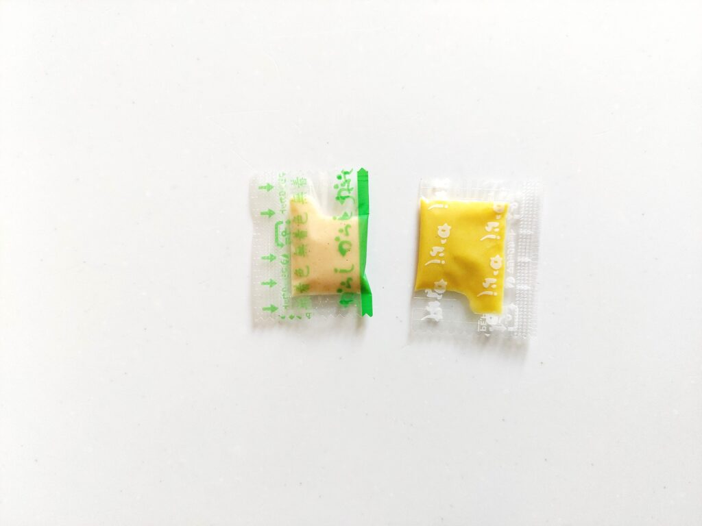 コープ「有機栽培大豆小粒納豆」からしの色の違い
