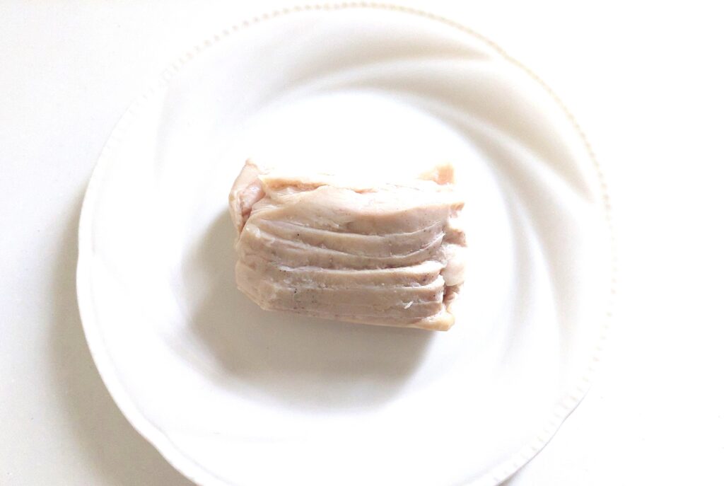 コープ「産直若鶏で作ったサラダチキンプレーン」中身を出してみた