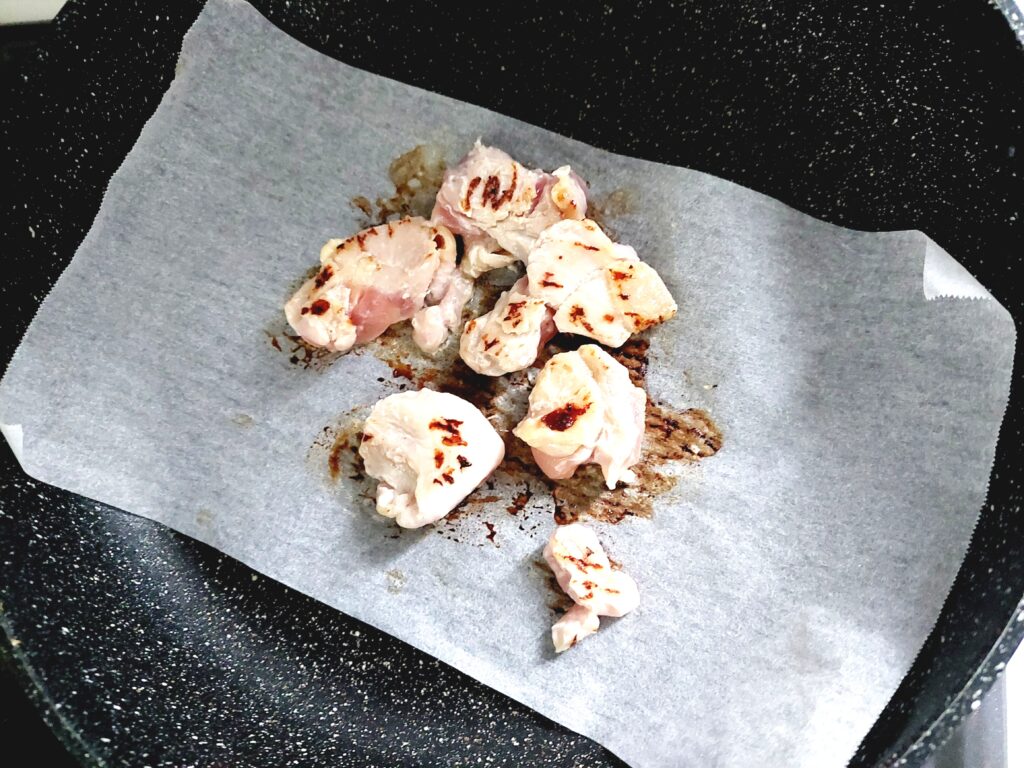 コープ「産直げん気鶏モモ肉の塩麹漬け」キッチンペーパーで焼く2