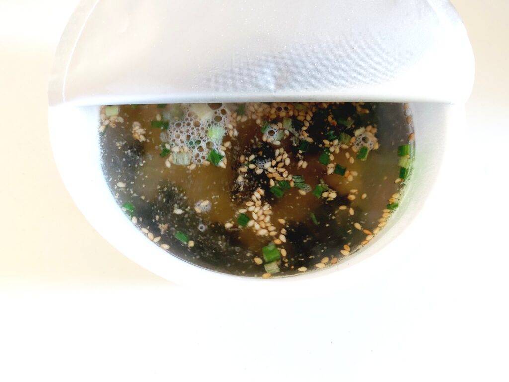 コープ「わかめラーメン≪ノンフライ麺≫≪丼カップ≫」お湯を入れて5分待つ