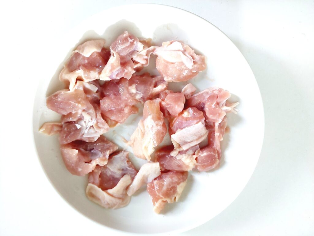 コープ「産直げん気鶏モモ肉の塩麹漬け」解凍後ほぐしてみた