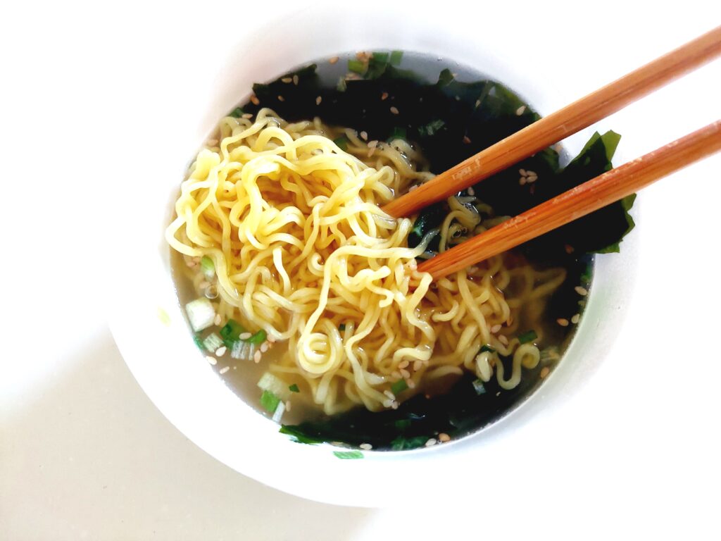 コープ「わかめラーメン≪ノンフライ麺≫≪丼カップ≫」完成麺