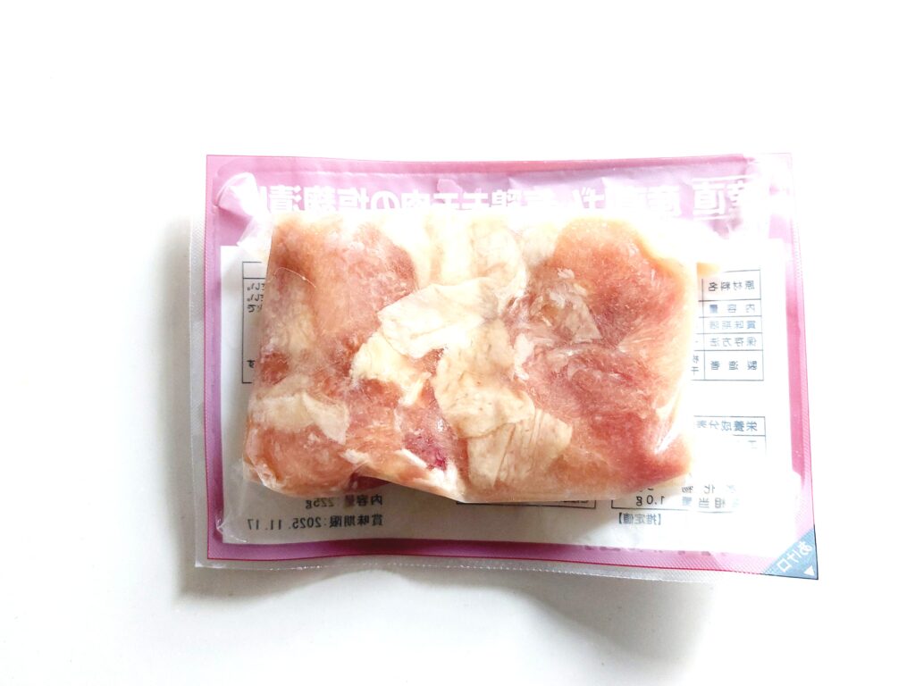 コープ「産直げん気鶏モモ肉の塩麹漬け」凍ったままの裏面