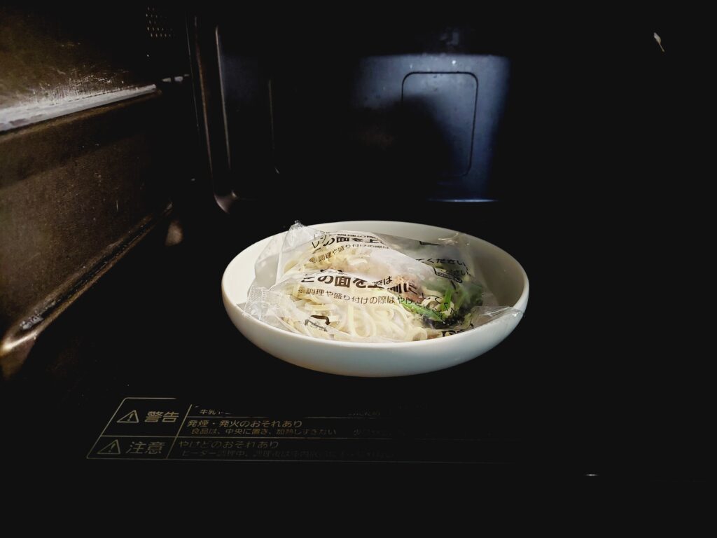 コープ「コクと旨みのジャージャー麺」電子レンジの中へ