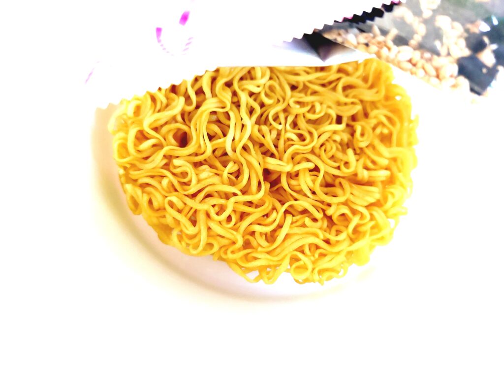コープ「わかめラーメン≪ノンフライ麺≫≪丼カップ≫」麺をチェック