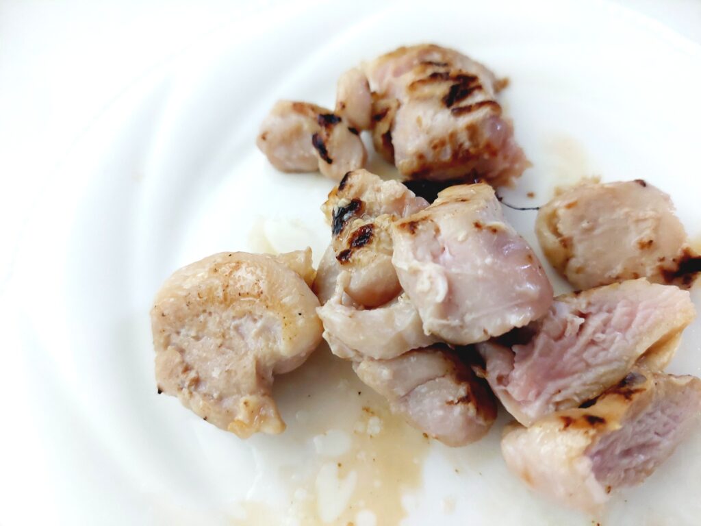コープ「産直げん気鶏モモ肉の塩麹漬け」半分に割ってみた
