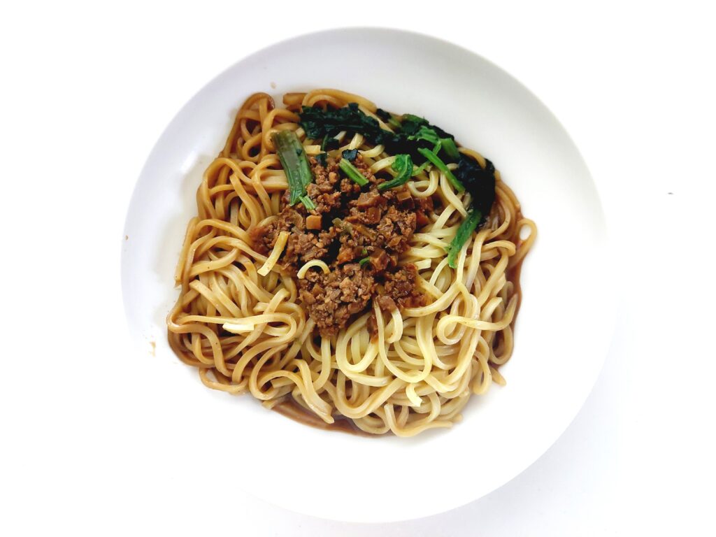 コープ「コクと旨みのジャージャー麺」お皿に出してみた