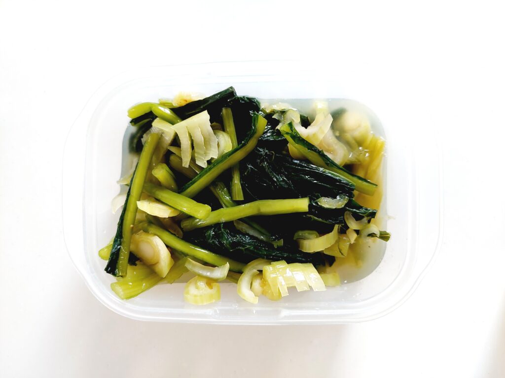 コープ「野沢菜漬」カットしてタッパーに入れる