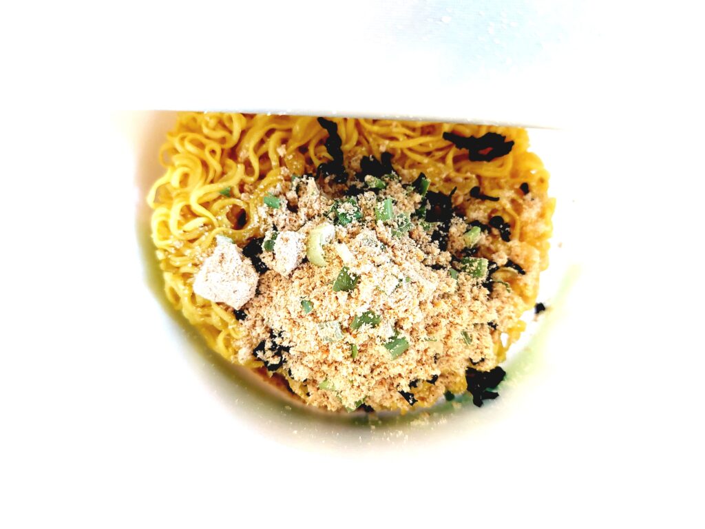 コープ「わかめラーメン≪ノンフライ麺≫≪丼カップ≫」かやくと粉末スープをカップの中に