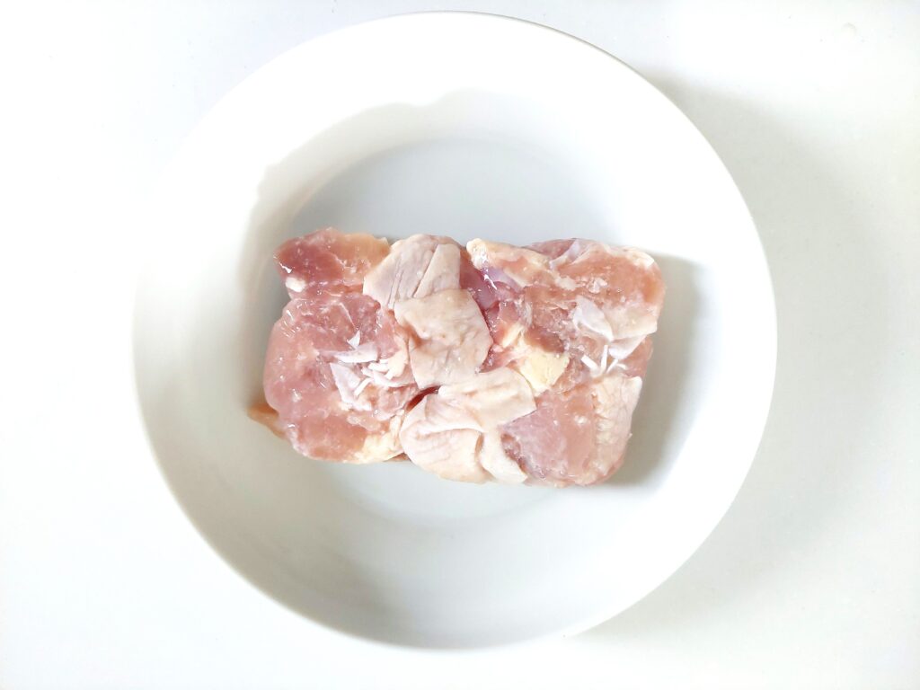 コープ「産直げん気鶏モモ肉の塩麹漬け」解凍後の画像