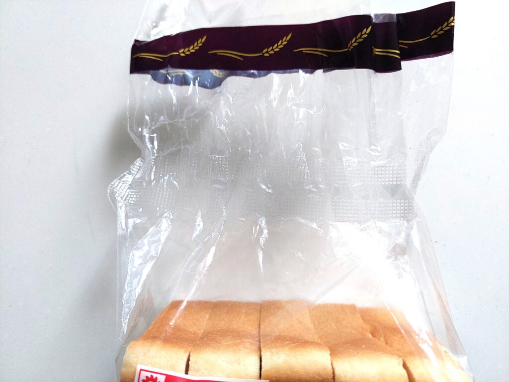 「コープデリ食パン」袋自体も止めてある