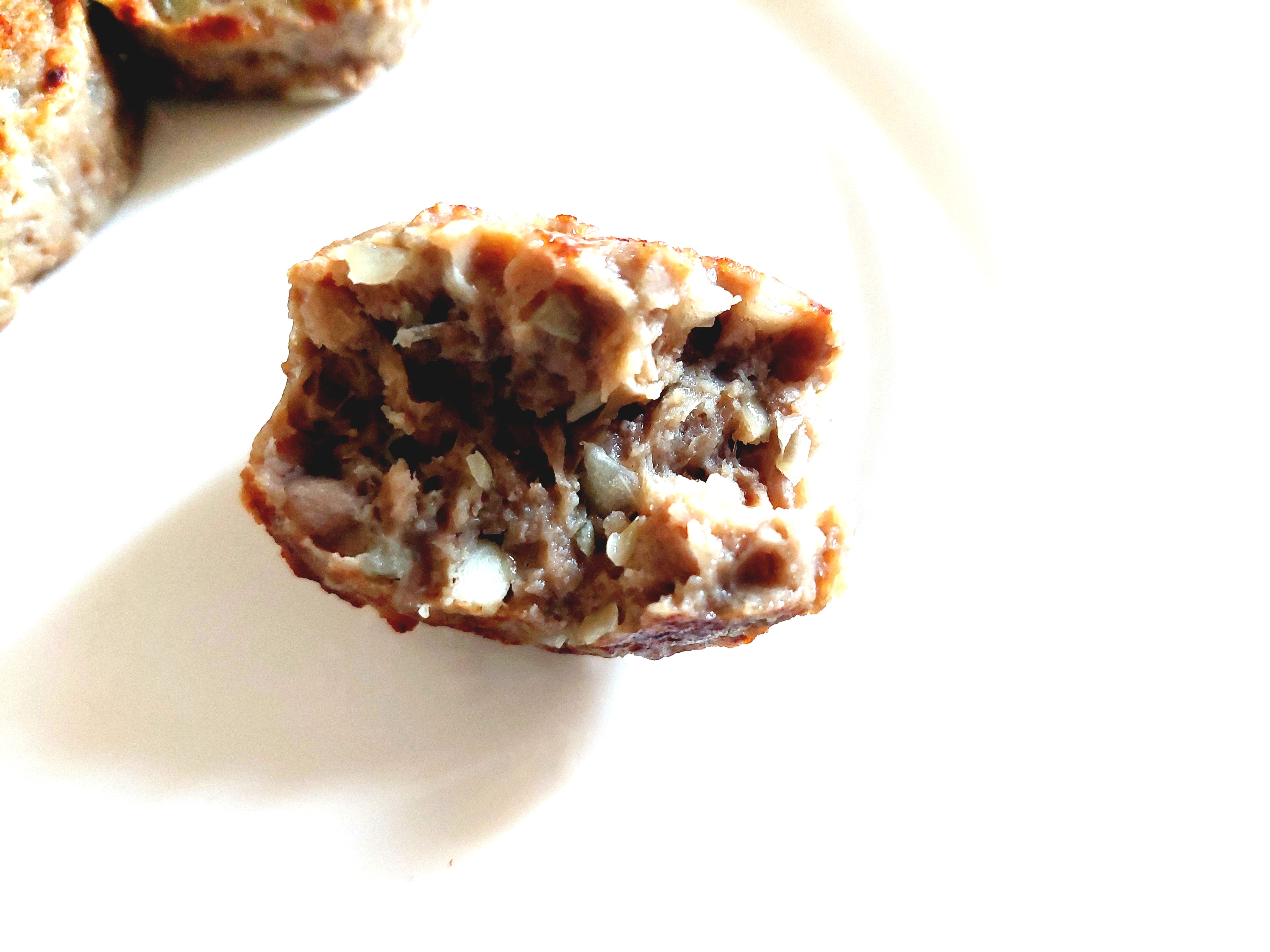 コープ「レンジでふっくらミニハンバーグ」半分に割ってみた