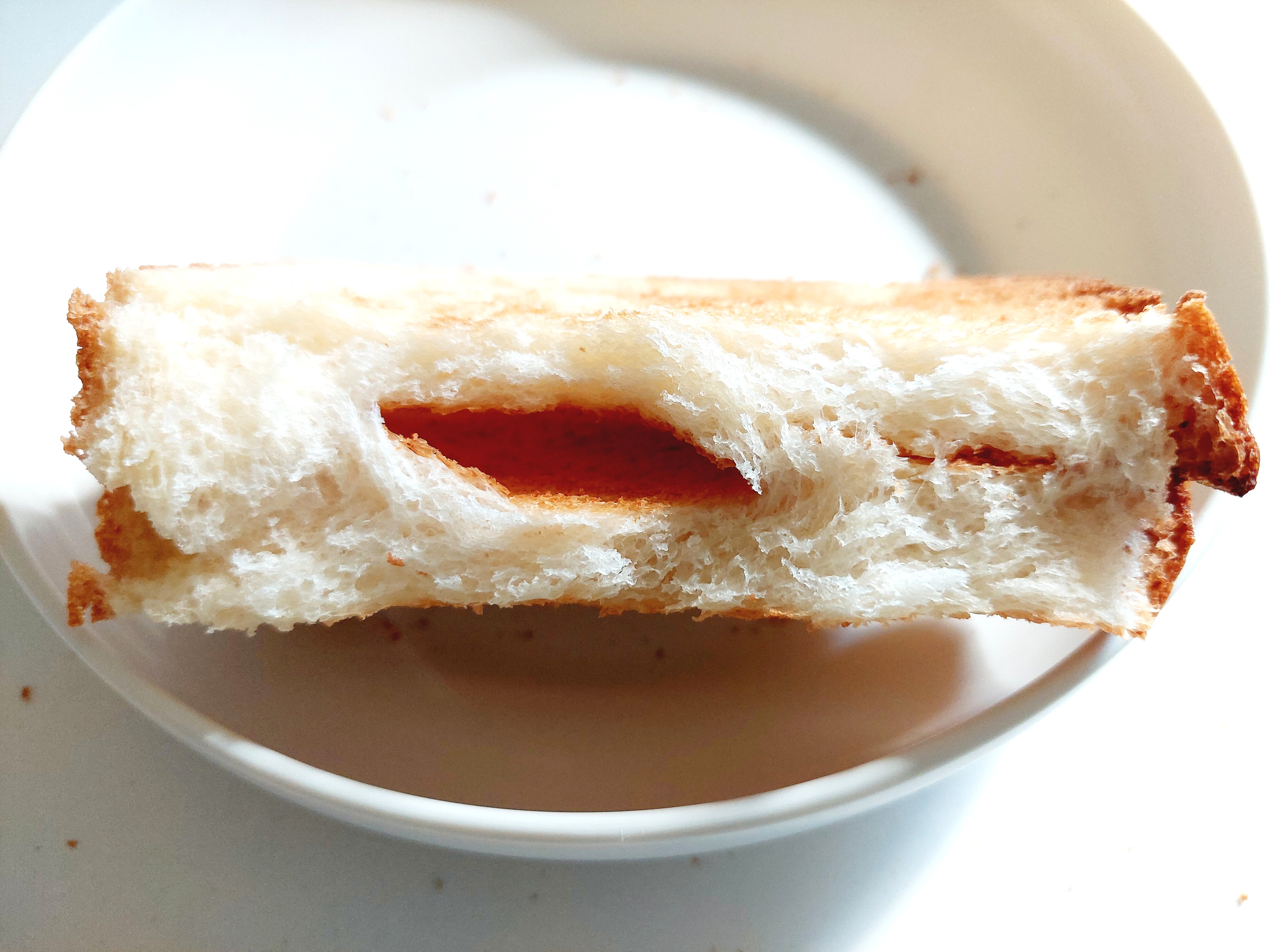 コープ「素材を味わう食パン」焼いて半分に割ってみた