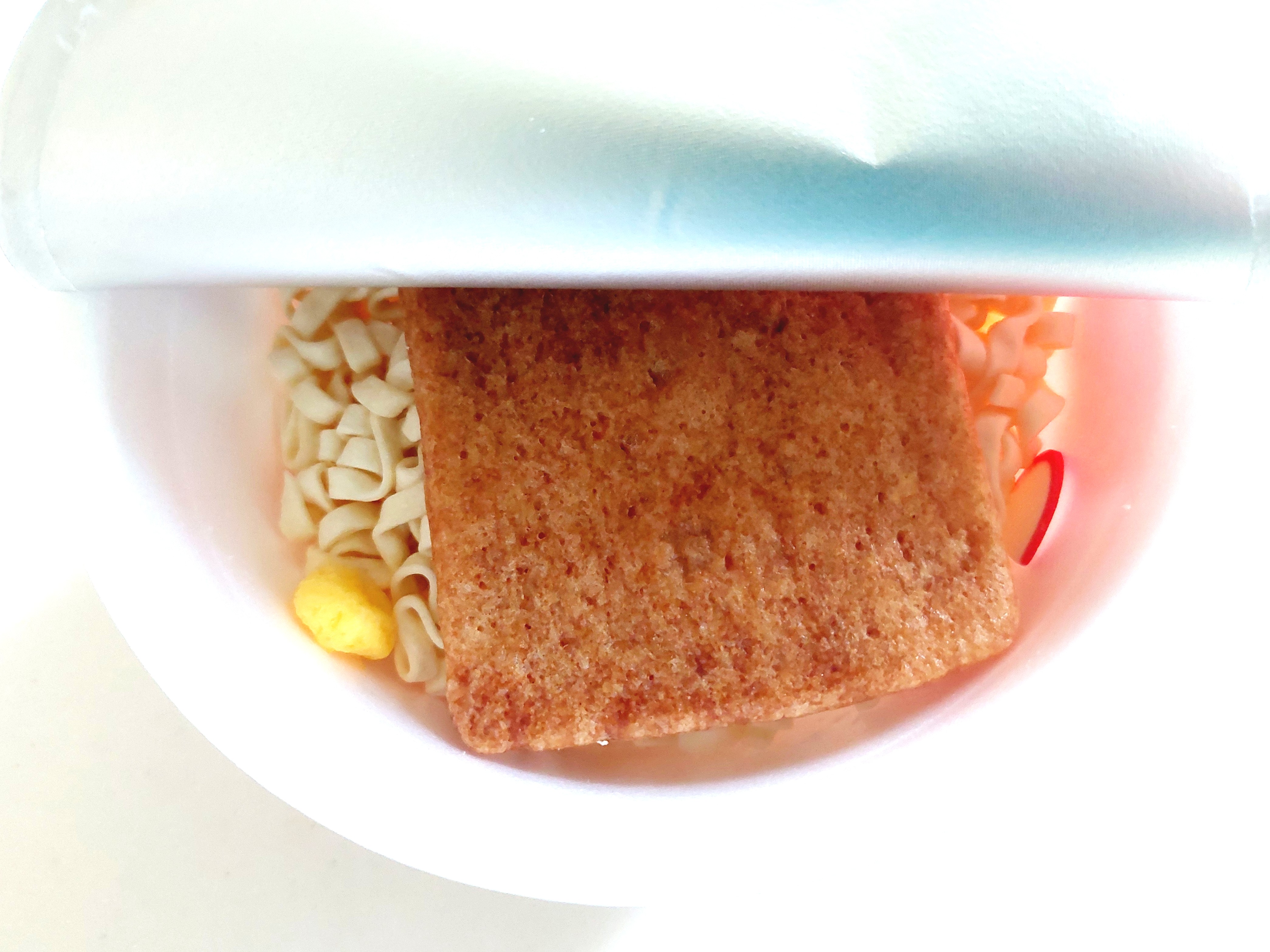 コープ「マルちゃんきつねうどん（関西風）」フタを開けてふっまつスープを取る