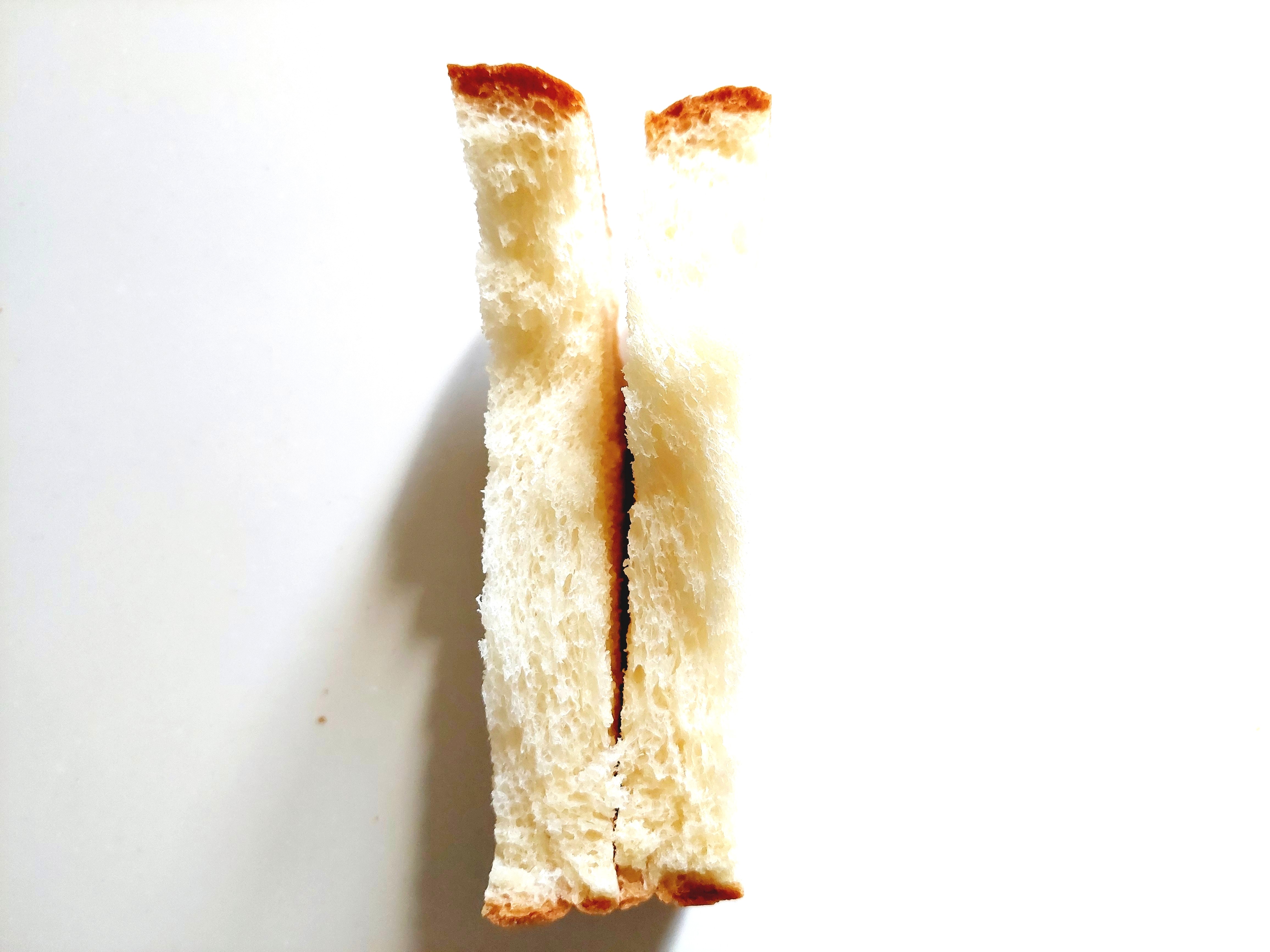 コープ「素材を味わう食パン」半分に割ってみた