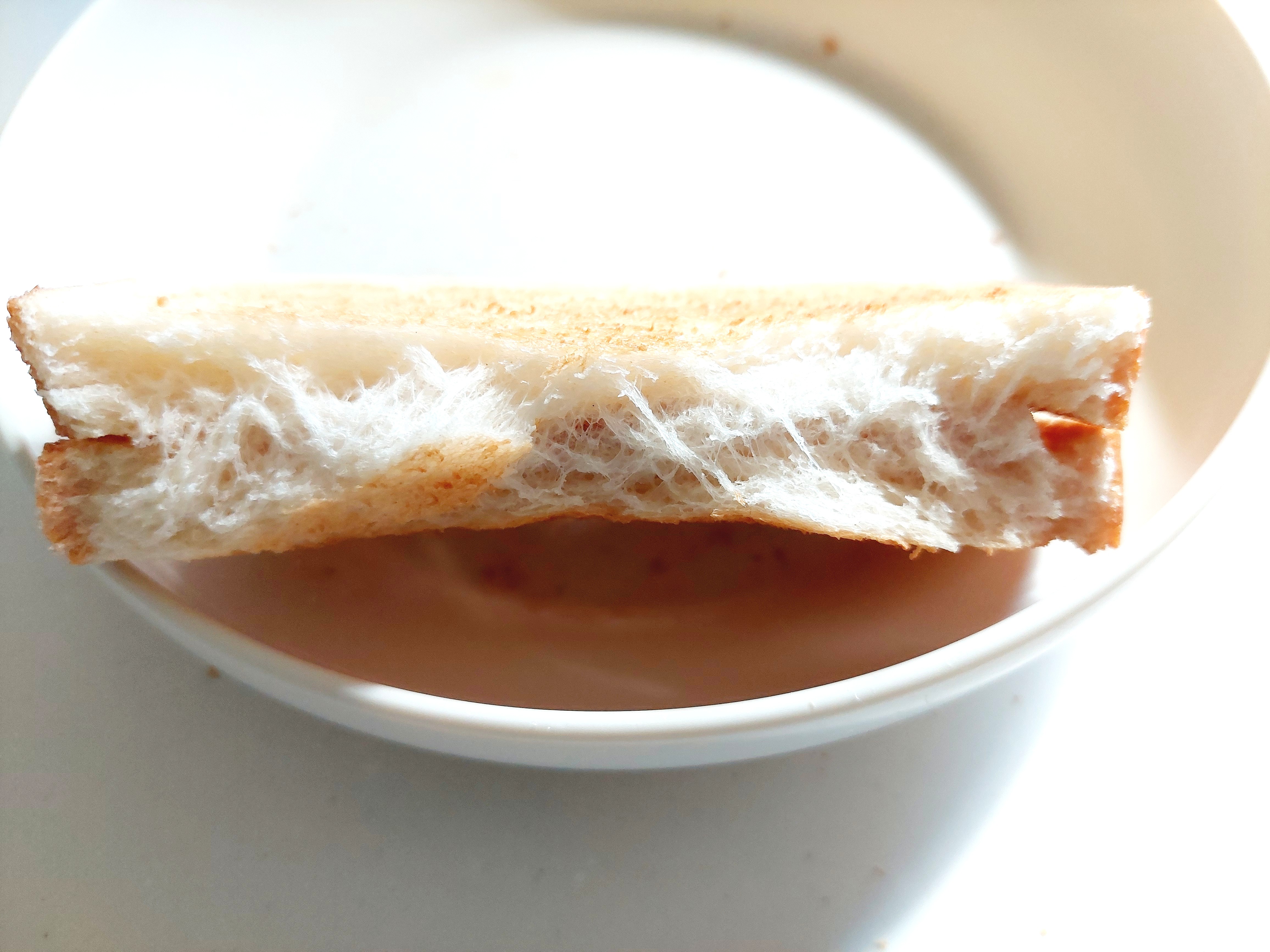 コープ「毎日食パン」焼いて半分に割ってみた