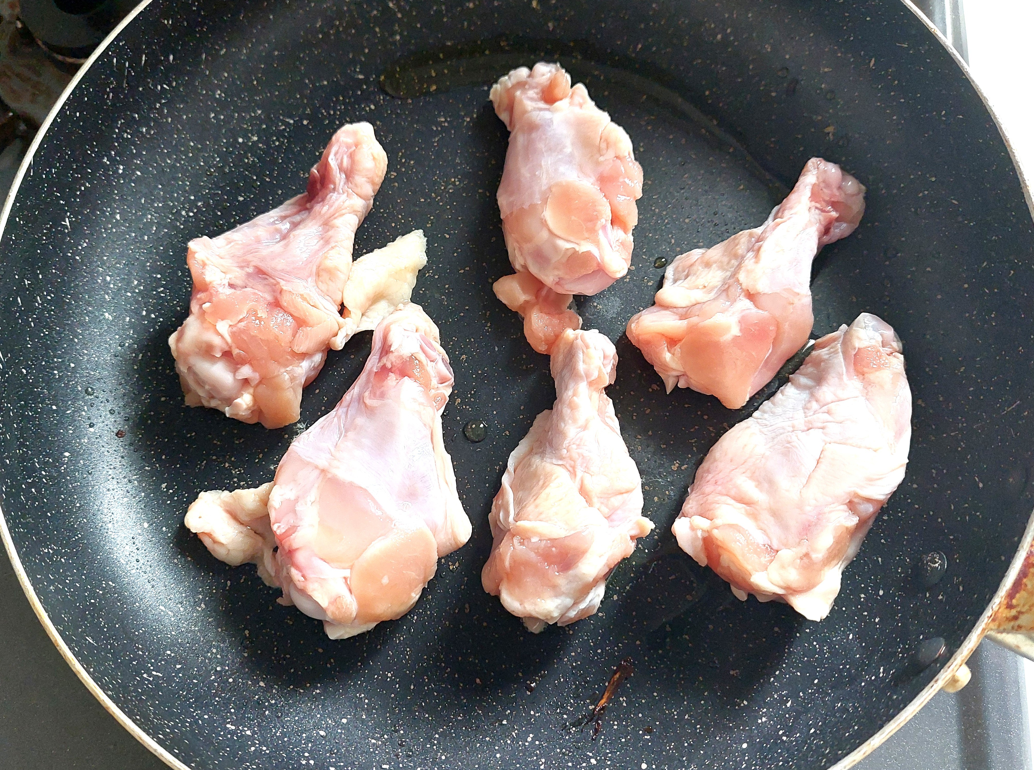 パルシステム「産直手羽元と5種野菜のスープカレーセット」手羽元を焼く