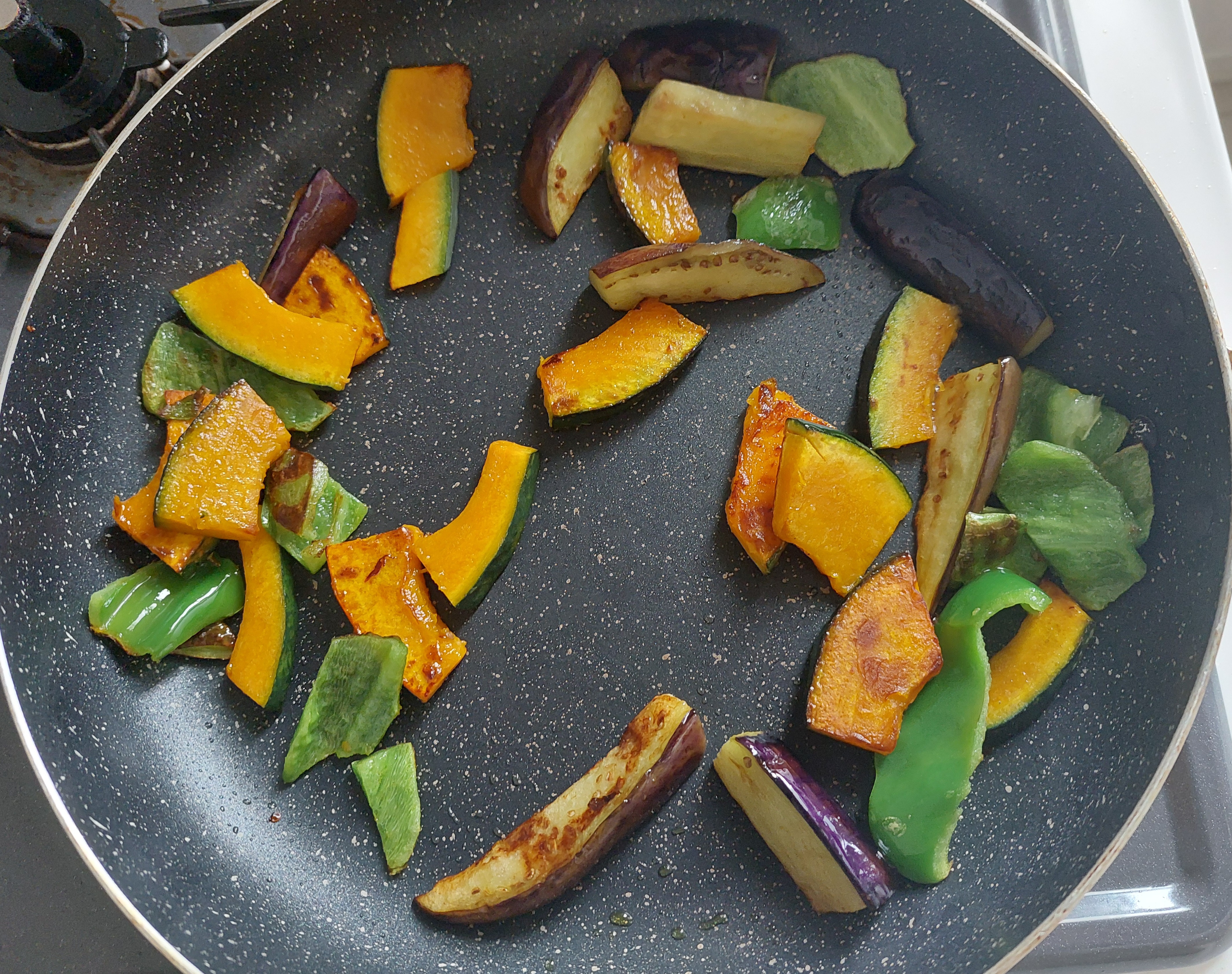 パルシステム「産直手羽元と5種野菜のスープカレーセット」野菜を焼いたあと