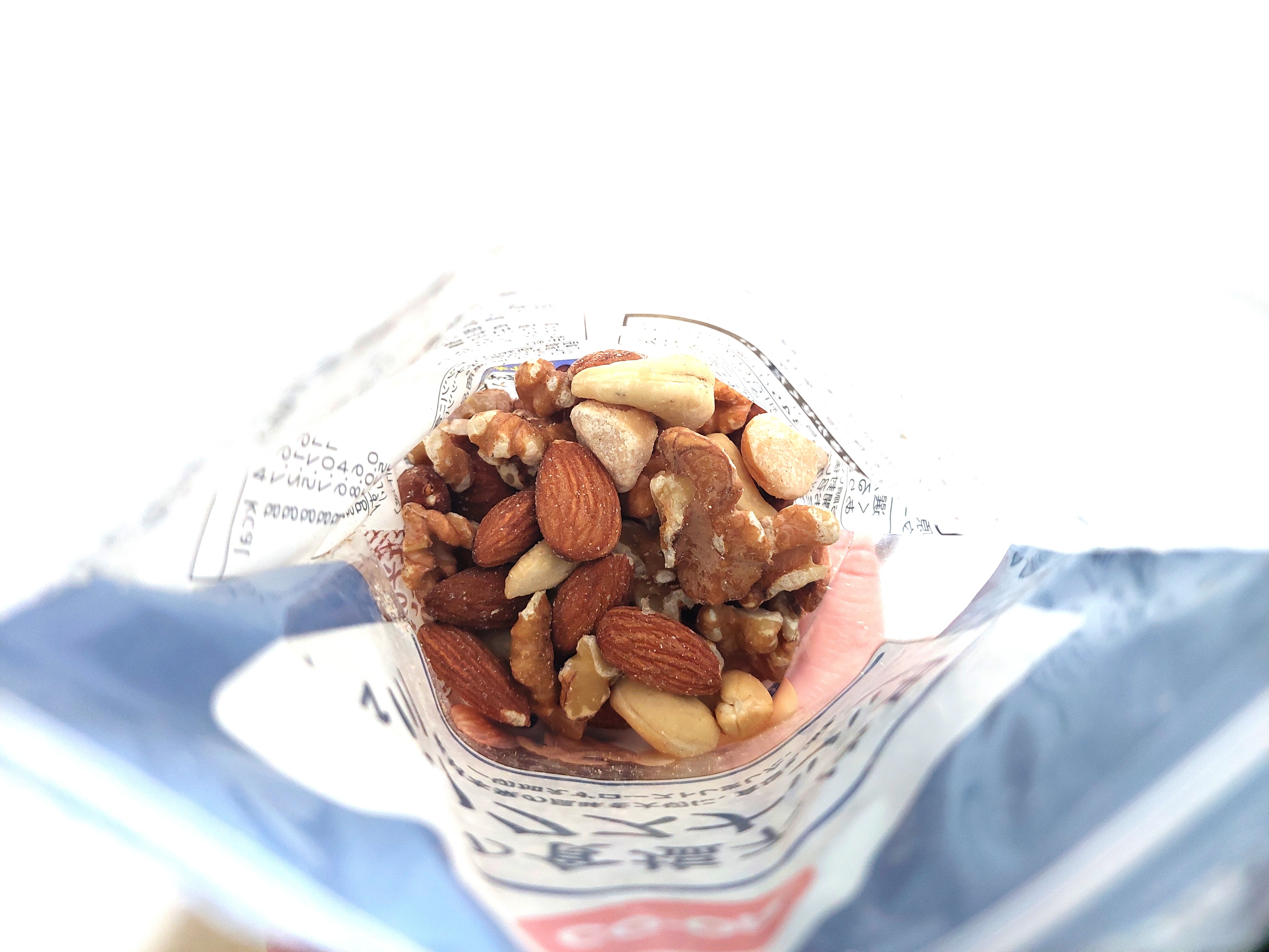 コープ「４種の食塩不使用ミックスナッツ」袋を開けて見た