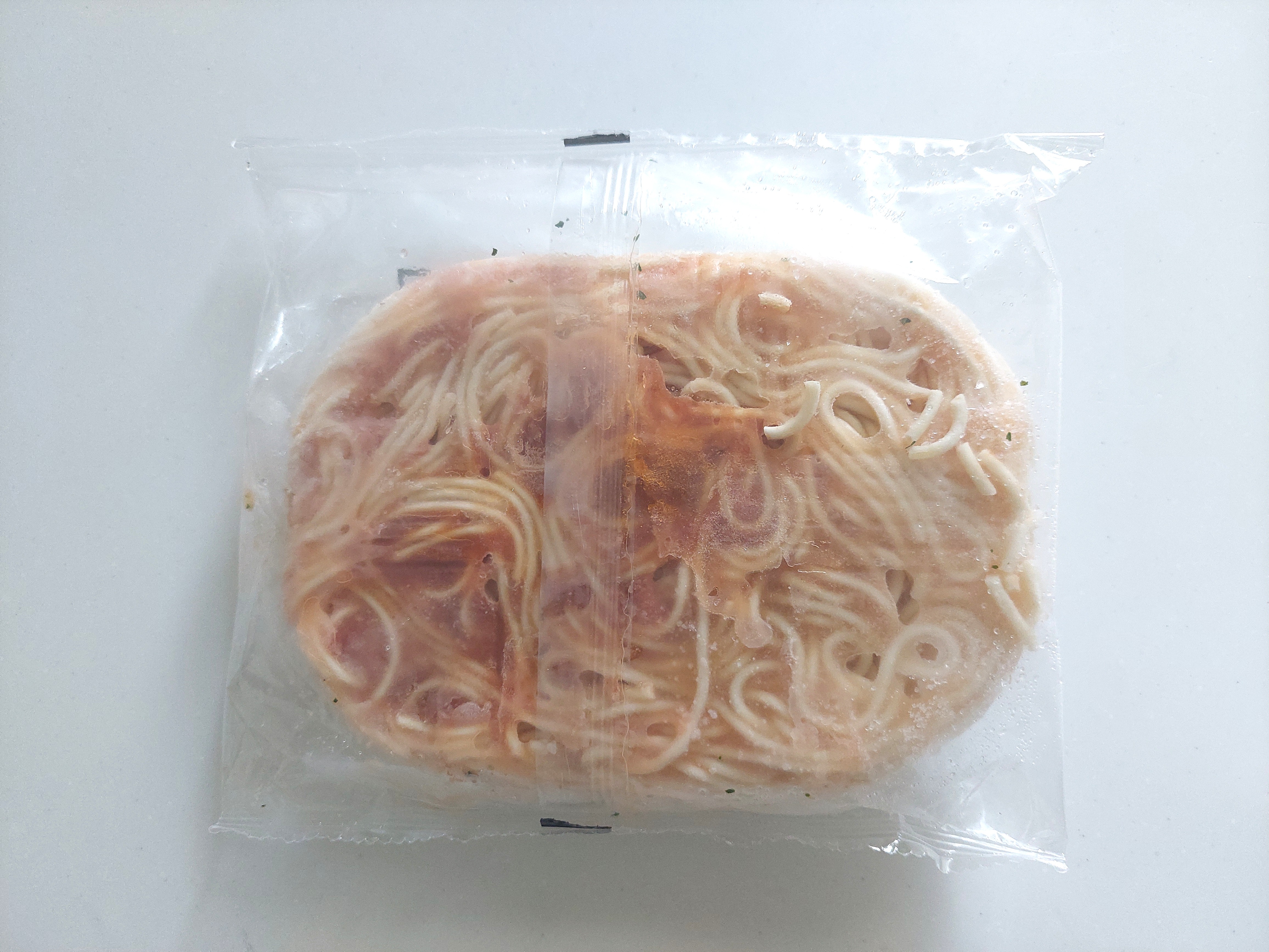 コープ「牛肉と野菜を煮込んだミートソーススパゲッティ」凍ったまま裏面