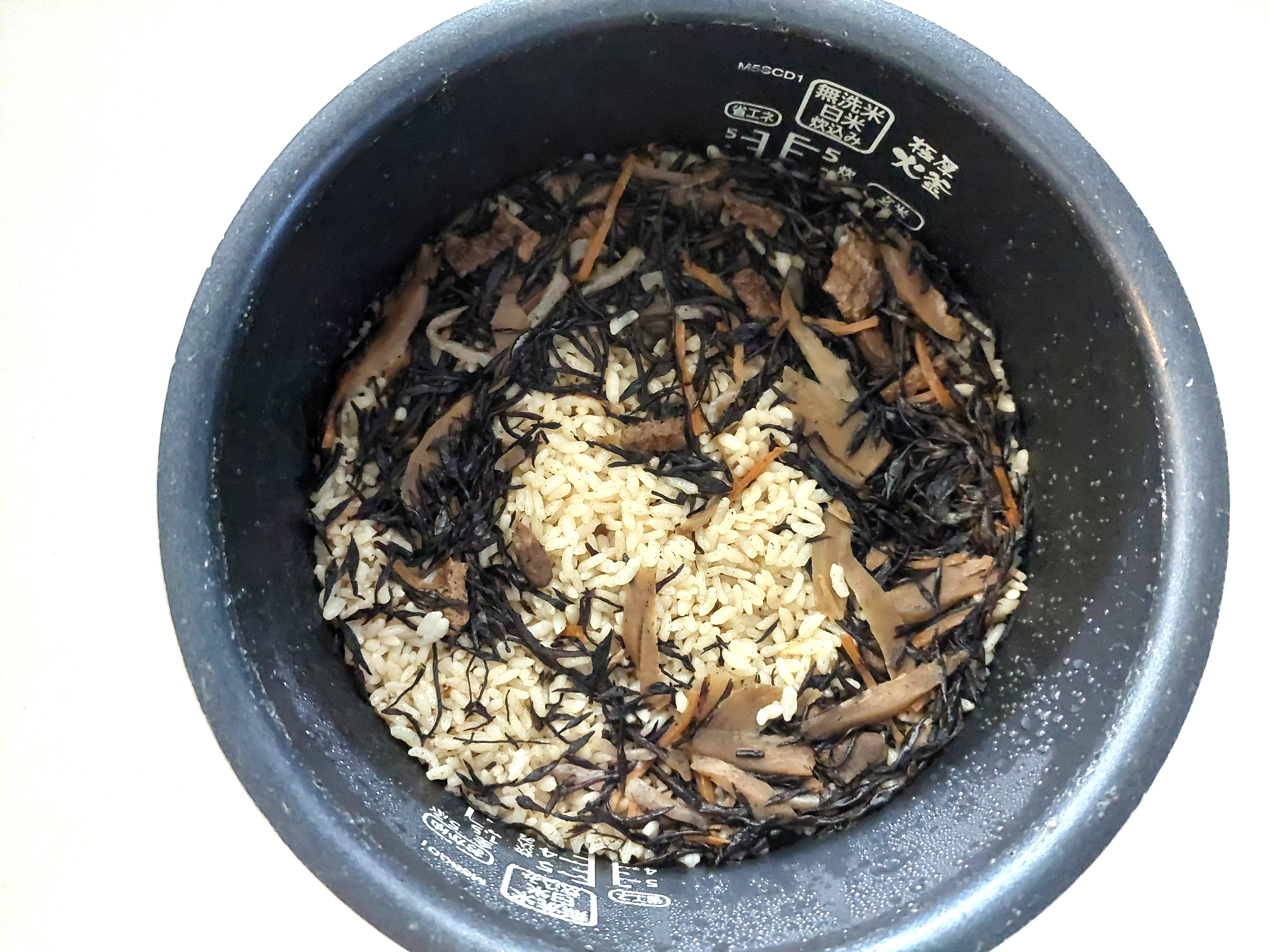 コープ「炊き込みごはんの素ひじきとり」炊飯直後