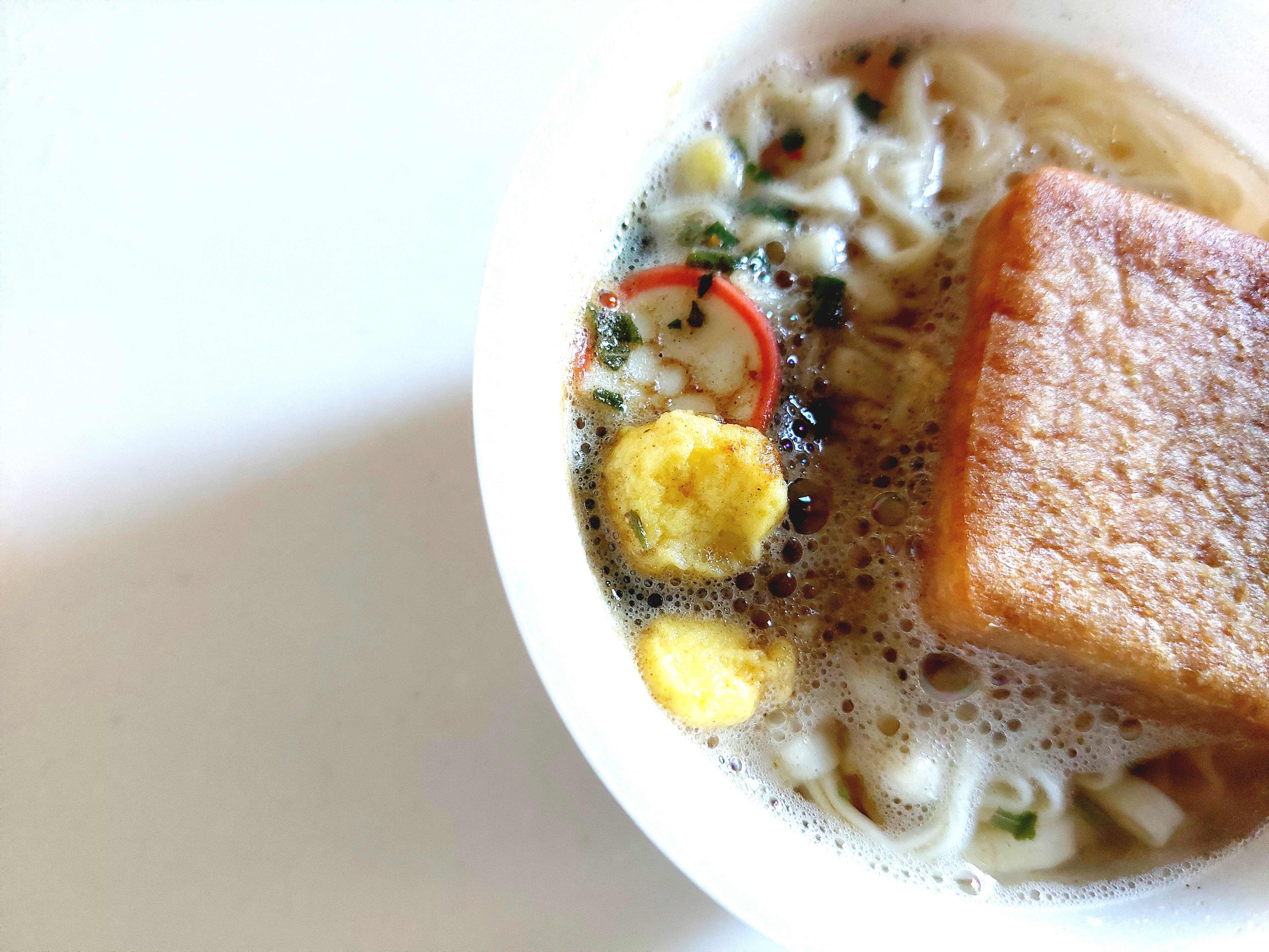 コープ「ミニきつねうどん関西風≪減塩≫」玉子ボール