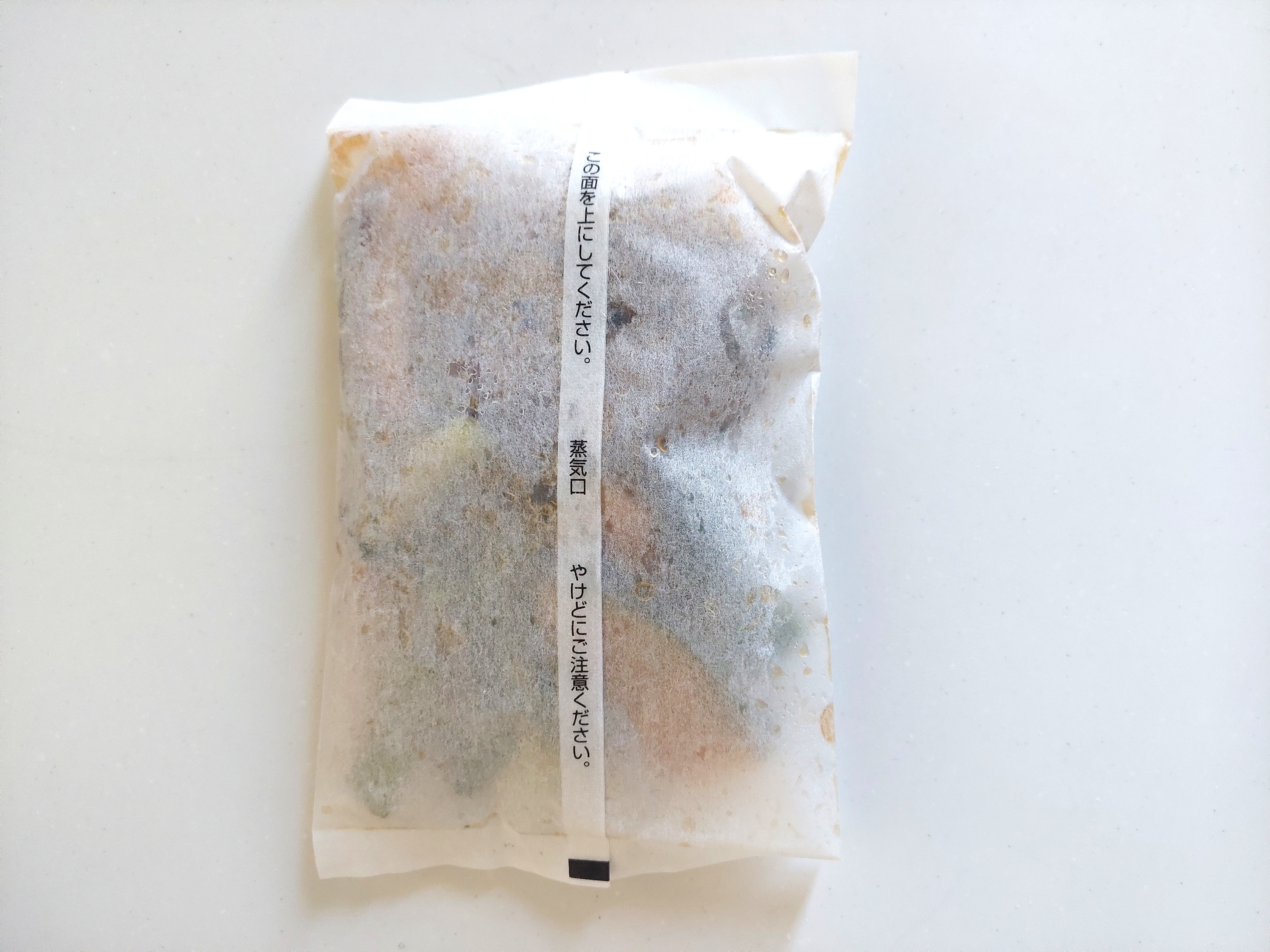 グリーンスプーン「鰹香る和風出汁の直火焼きハンバーグ」凍ったままの中身の画像