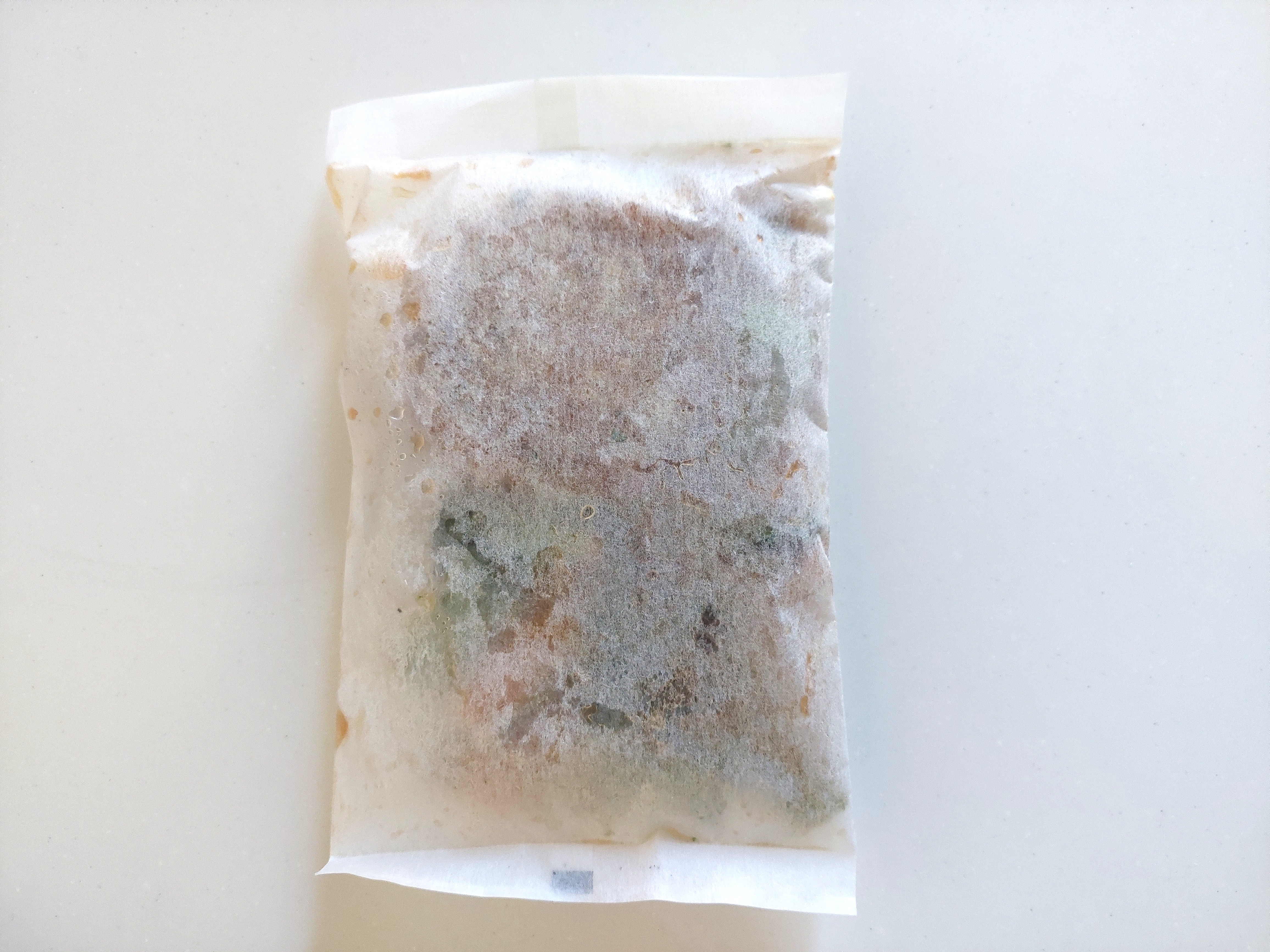 グリーンスプーン「鰹香る和風出汁の直火焼きハンバーグ」凍ったままの中身裏面