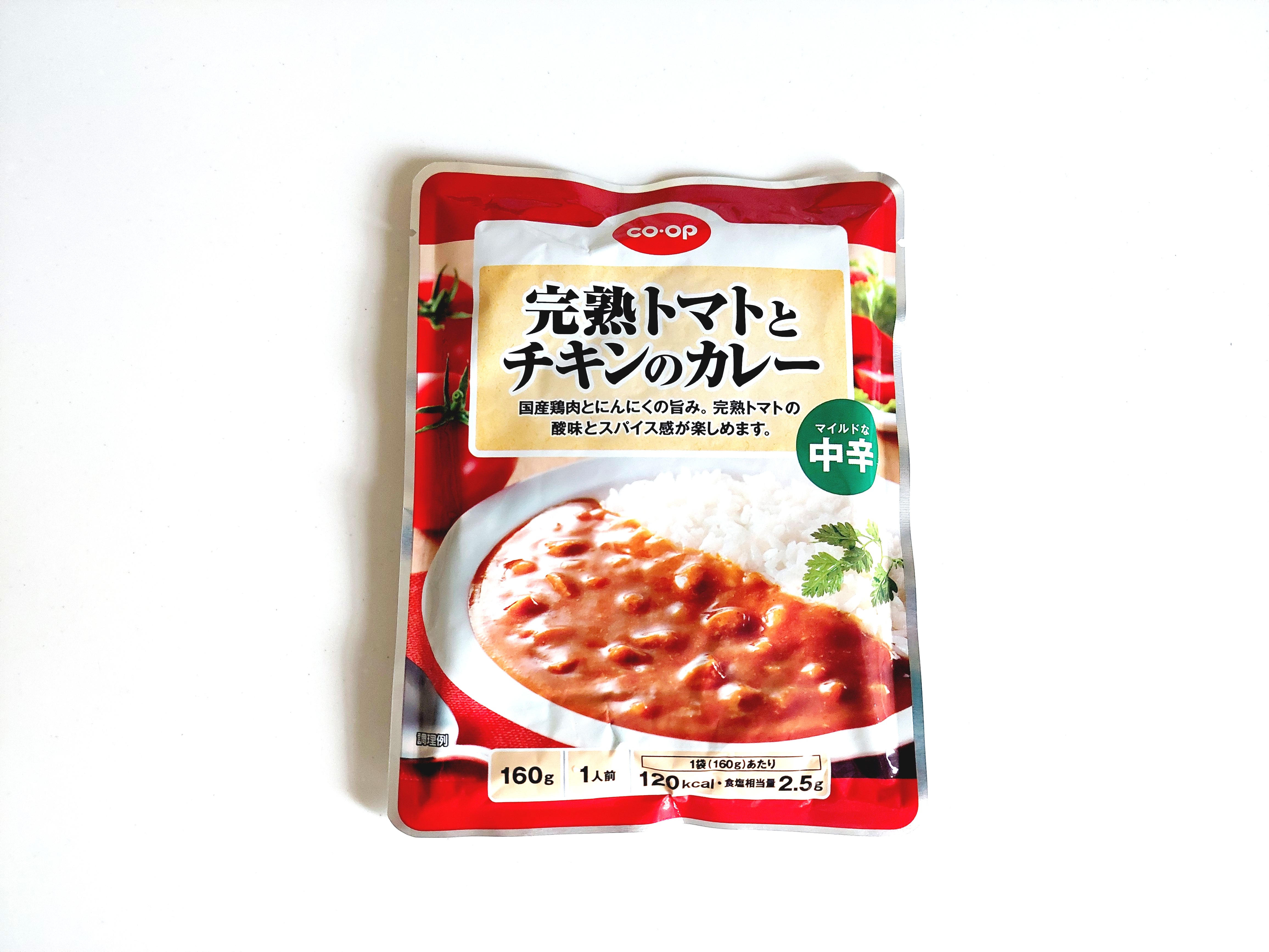 コープ「完熟トマトとチキンのカレー　中辛」パッケージ画像