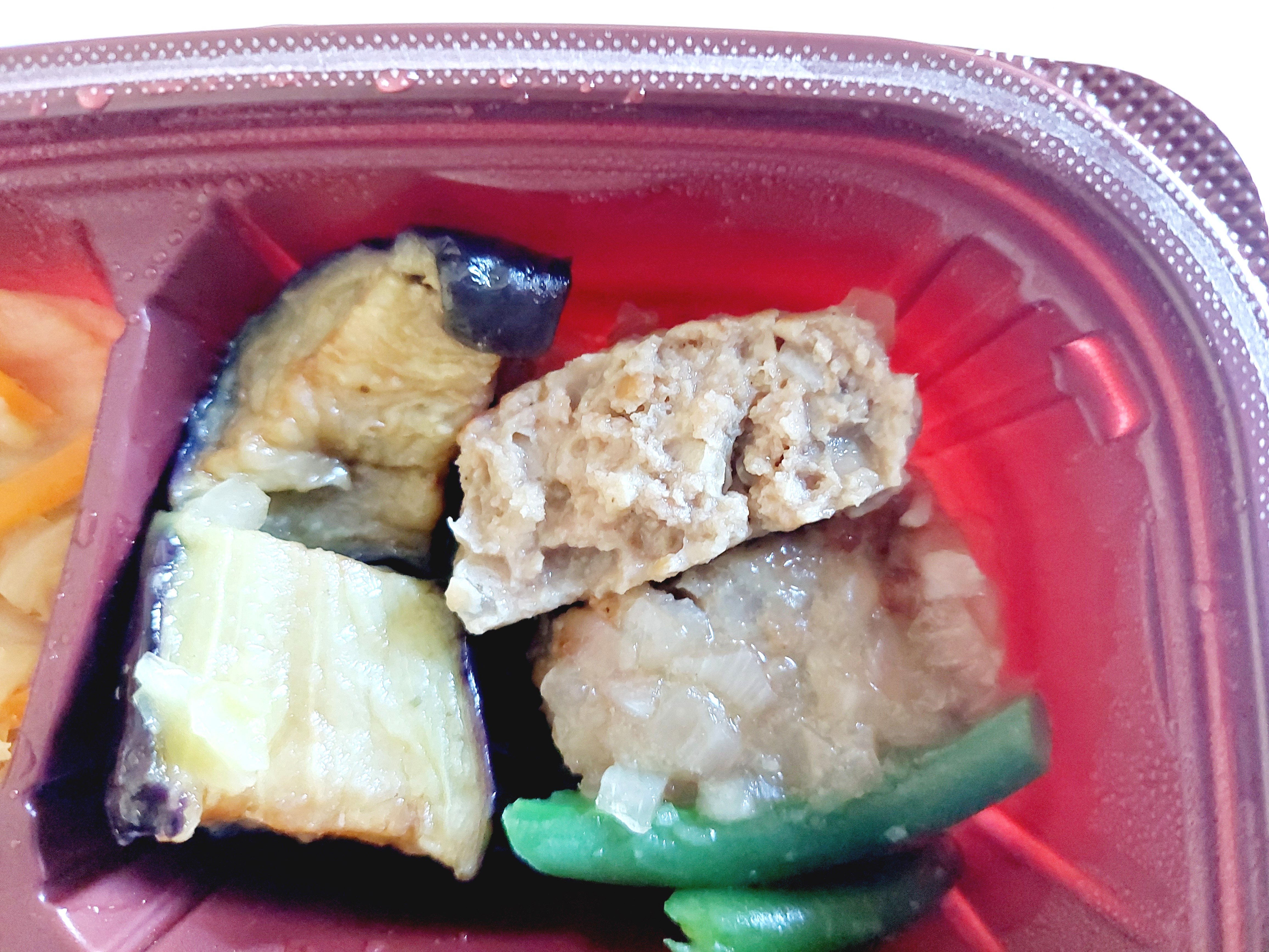 コープ冷凍弁当「さばめし＆和風ハンバーグセット」ハンバーグ半分に割ってみた