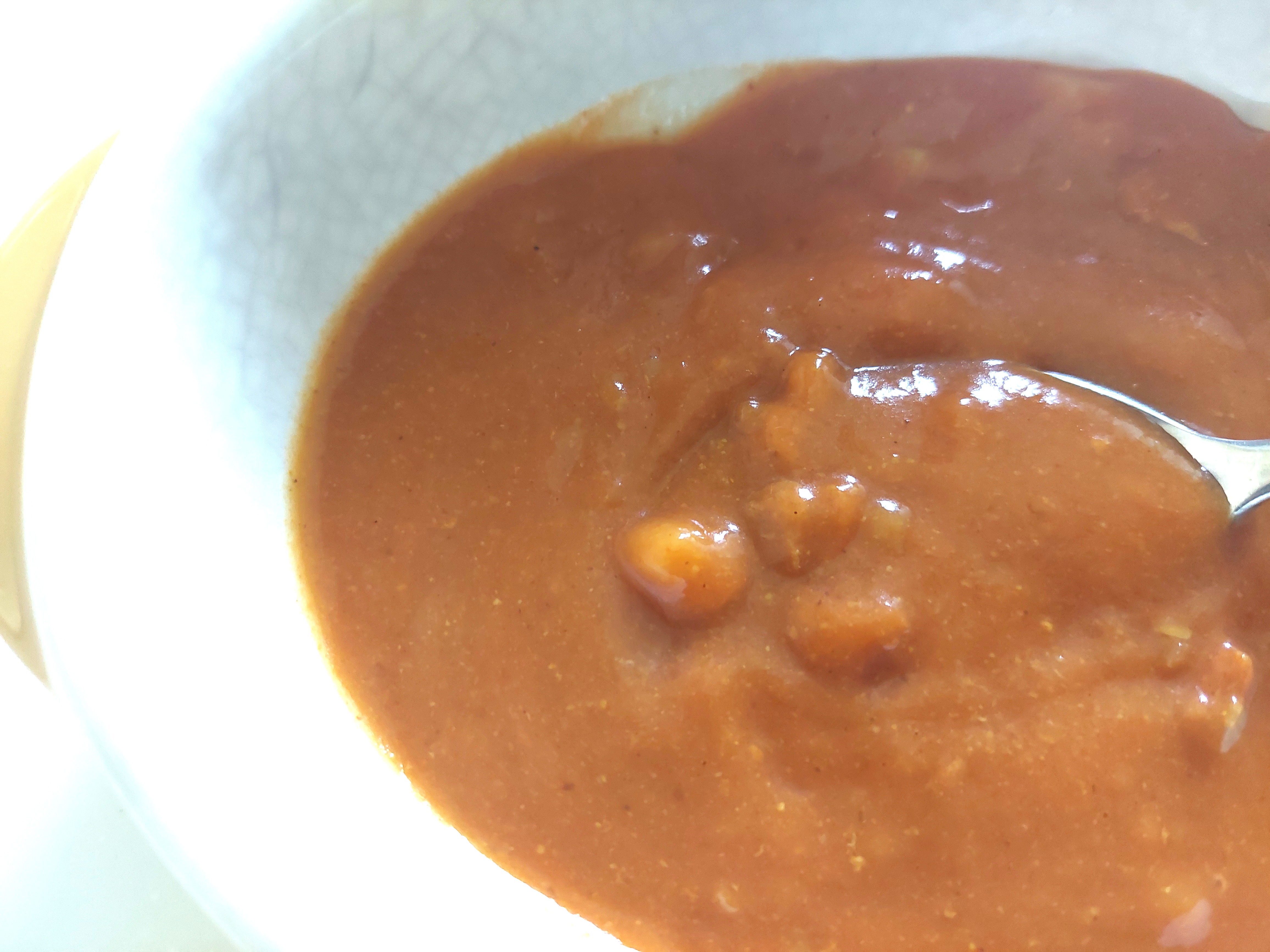 コープ「完熟トマトとチキンのカレー　中辛」具