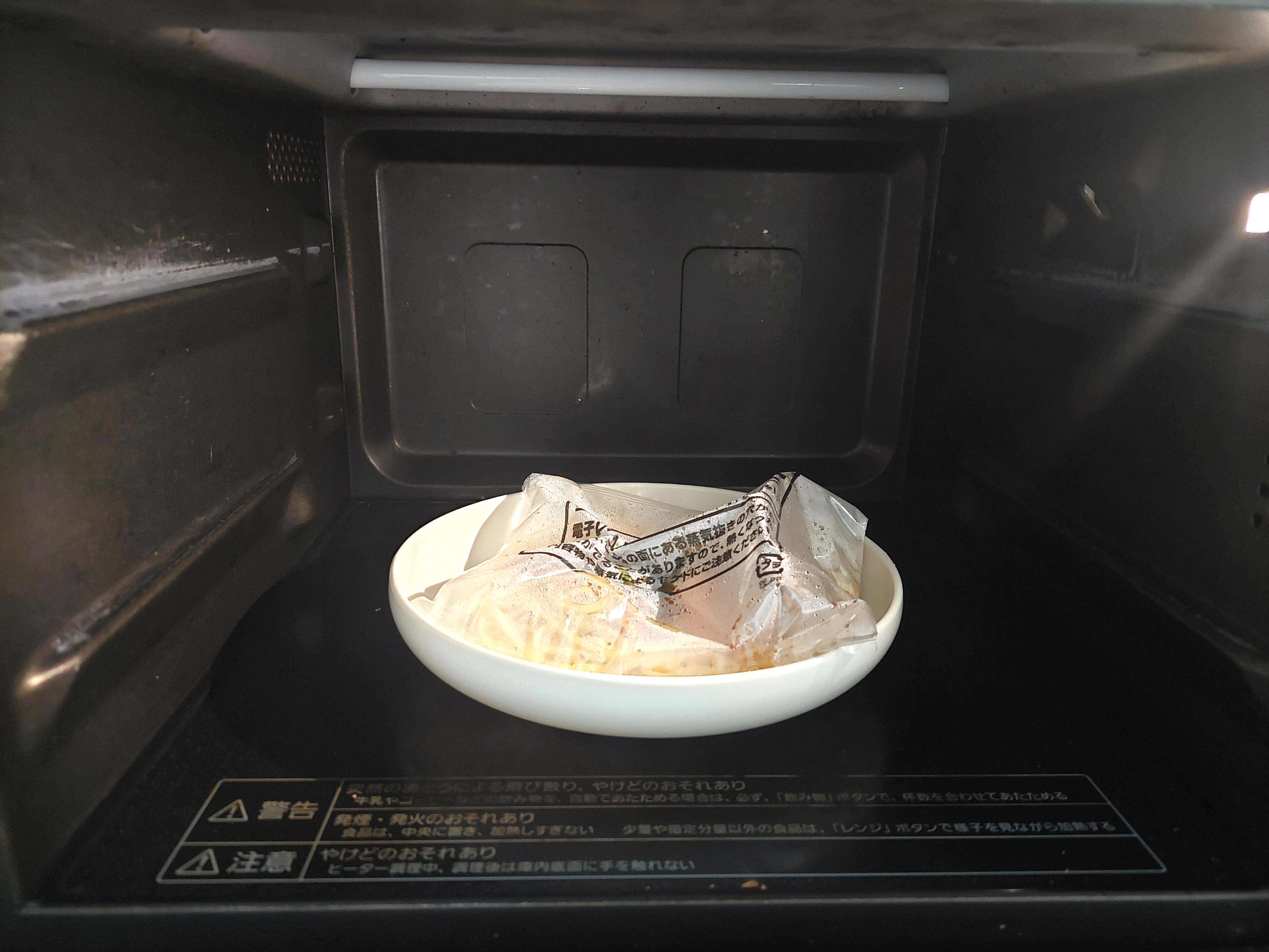 コープ「牛肉と野菜を煮込んだミートソーススパゲッティ」電子レンジ中