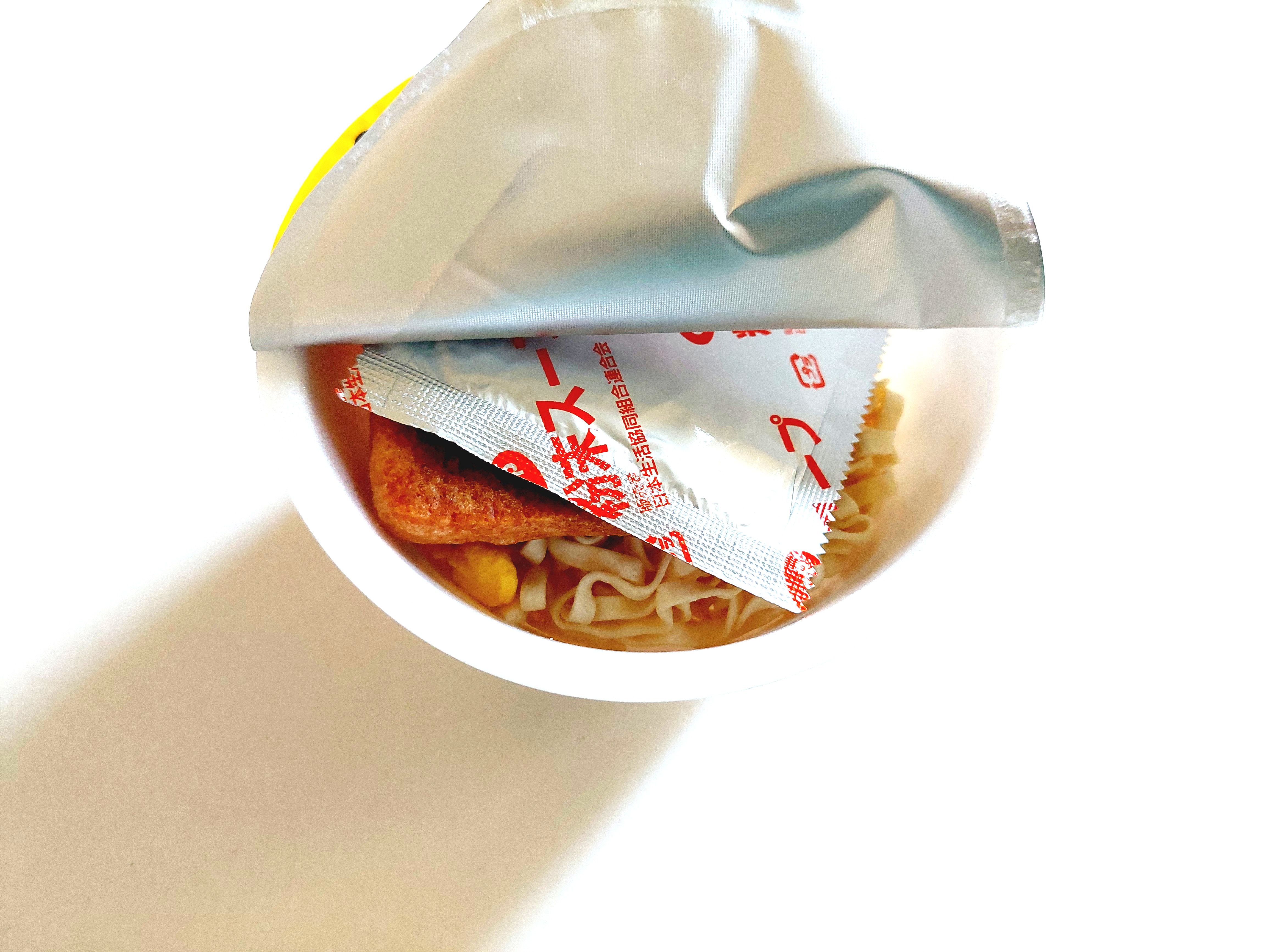 コープ「ミニきつねうどん関西風≪減塩≫」フタをあけてみた