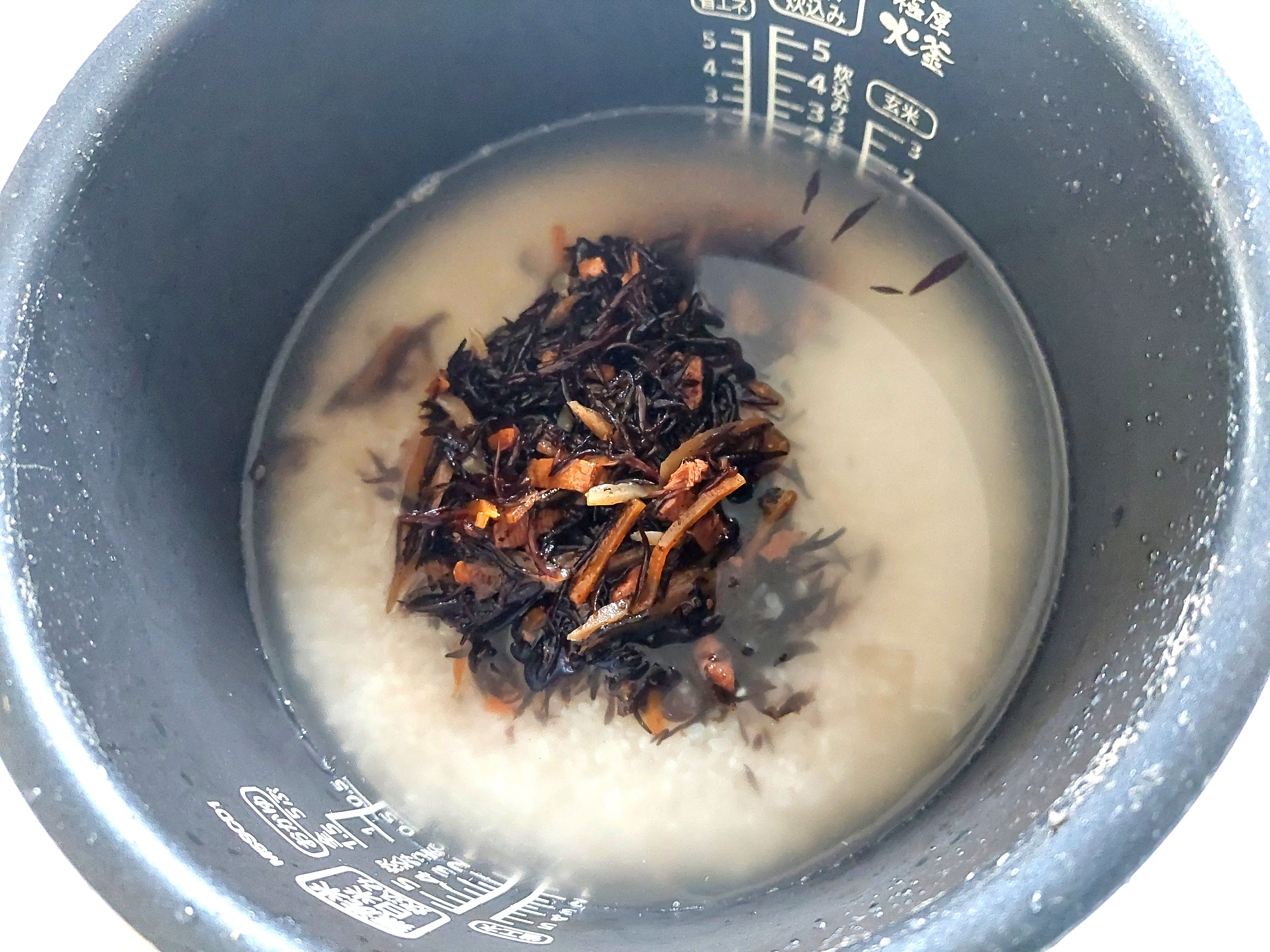 コープ「炊き込みごはんの素ひじきとり」原料を入れる