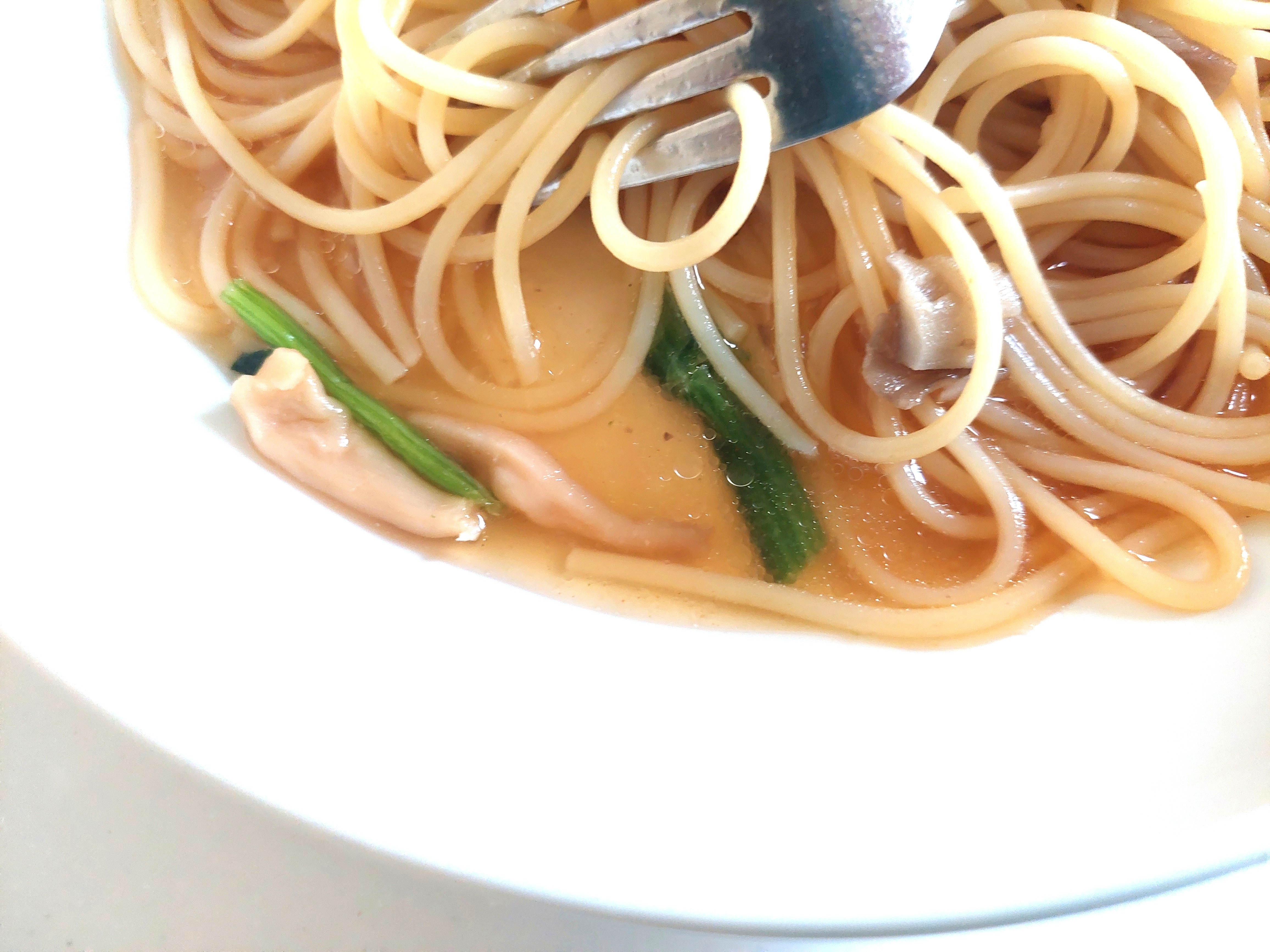 コープ「４種きのことほうれん草の和風醤油スパゲッティ」スープ