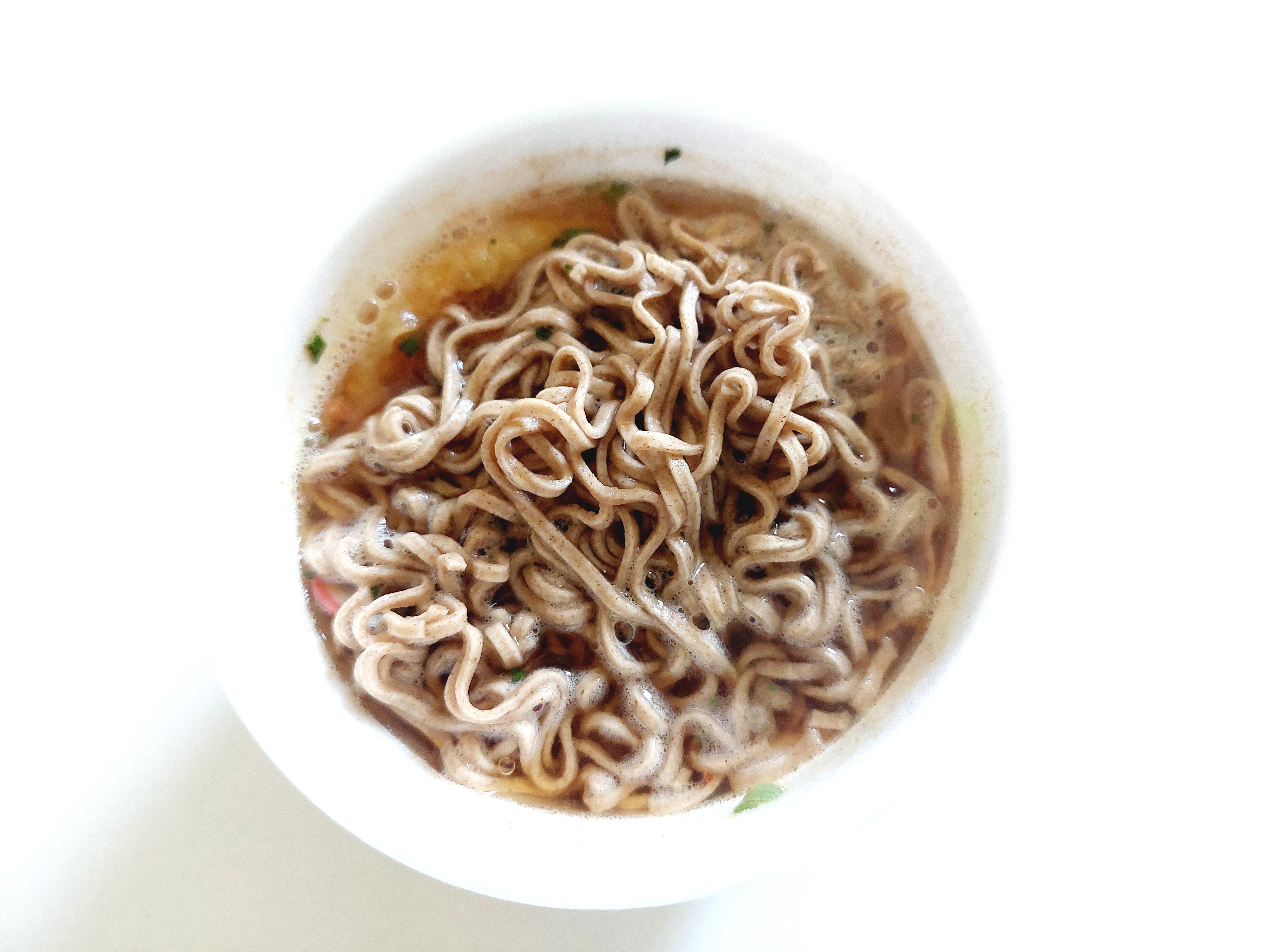 コープ「ＣＯ・ＯＰ＆マルちゃん ミニ天ぷらそば」麺アップ