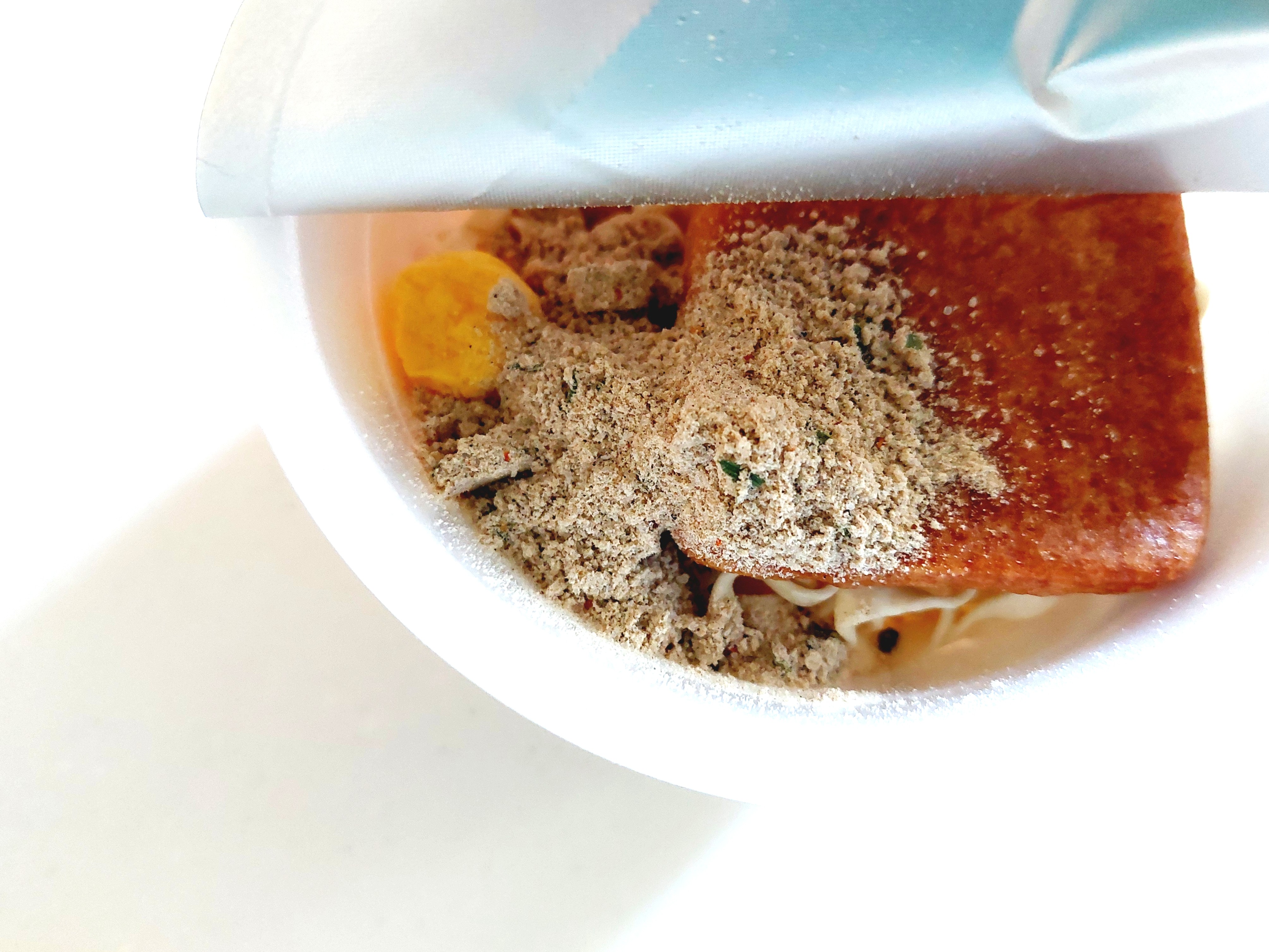 コープ「ミニきつねうどん関西風≪減塩≫」お湯を入れる直前