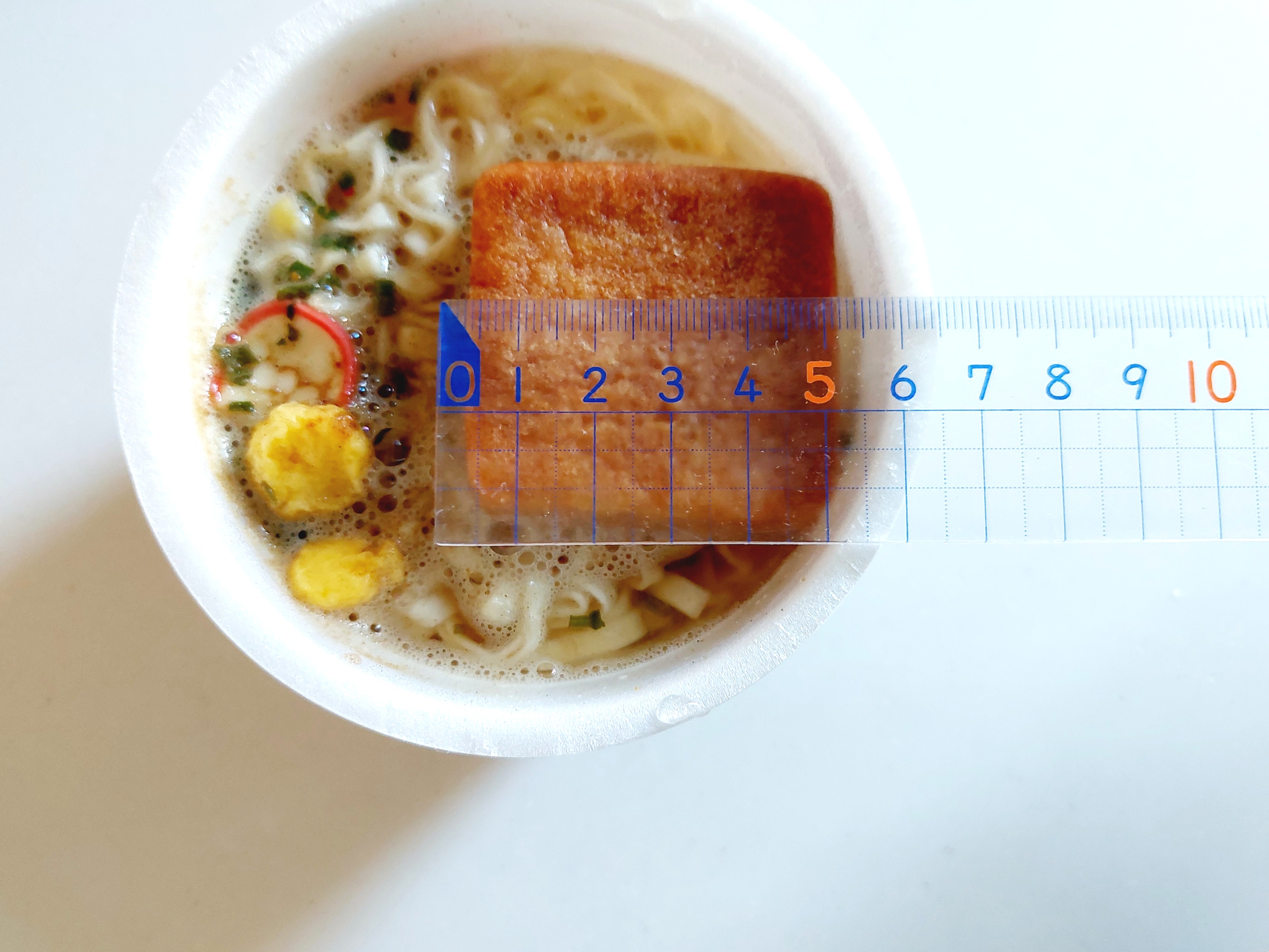 コープ「ミニきつねうどん関西風≪減塩≫」お揚げのサイズ