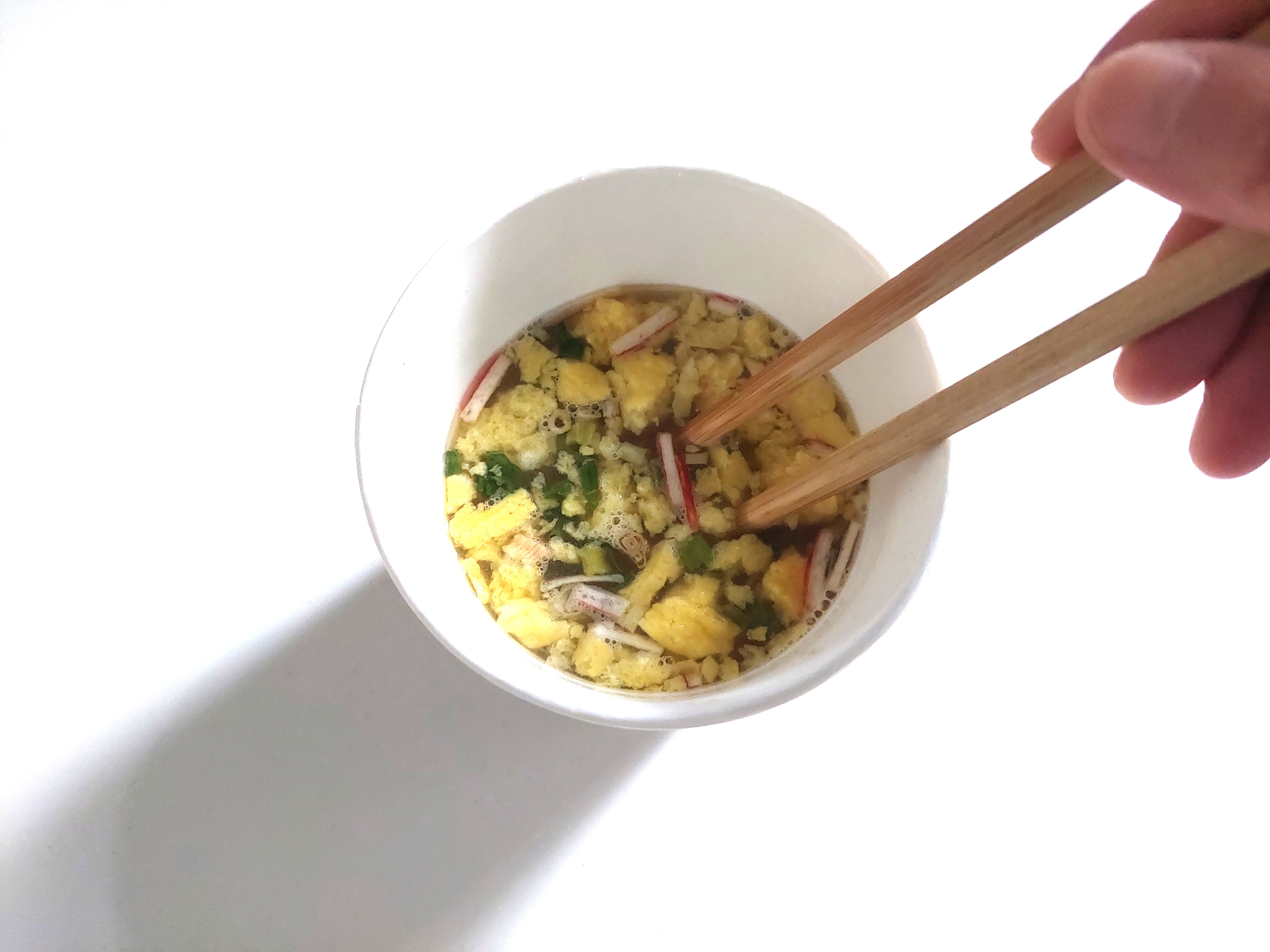 コープ「かきたまスープ春雨」お湯を入れたらき混ぜる