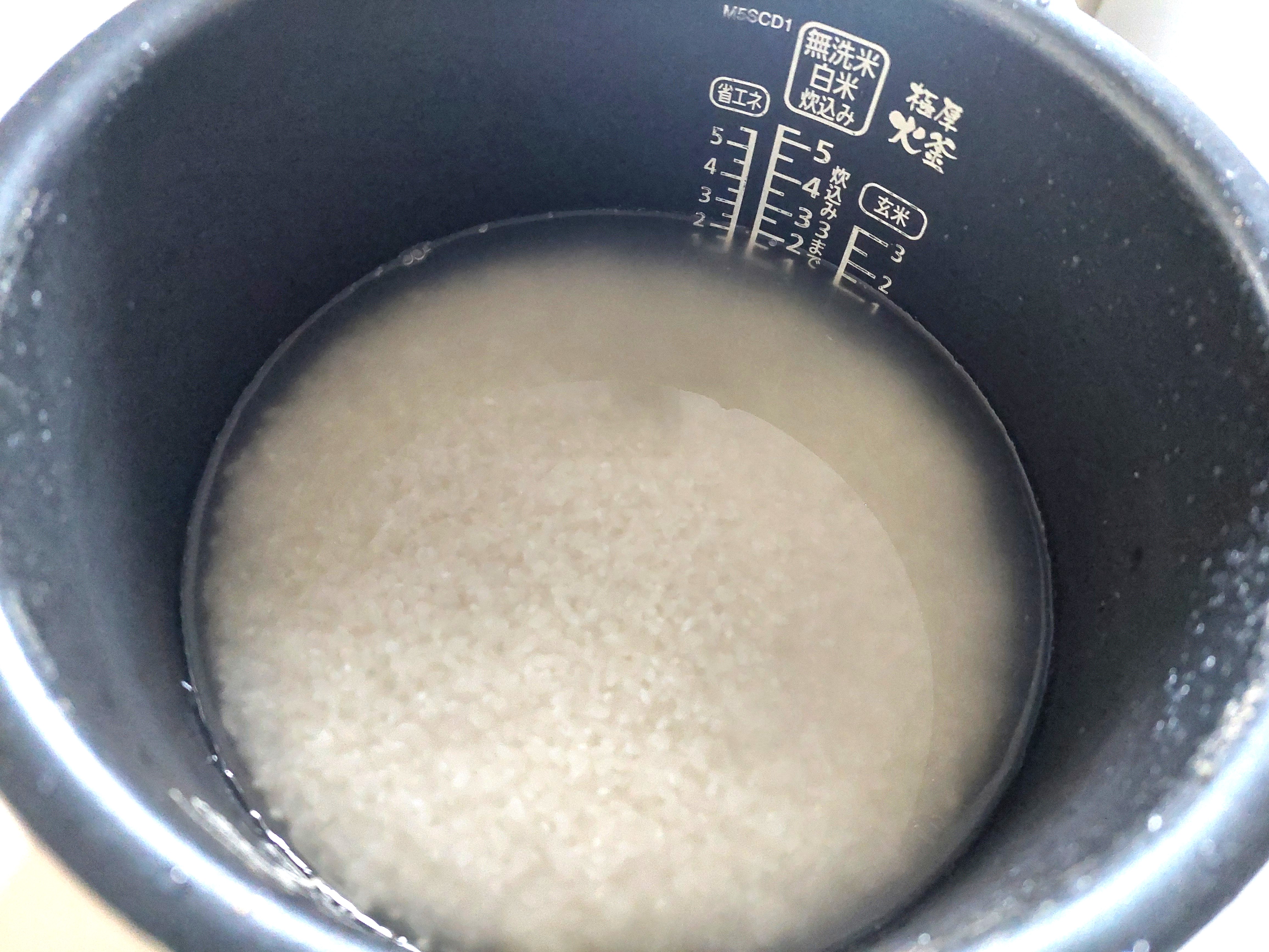 コープ「炊き込みごはんの素ひじきとり」米をとぐ