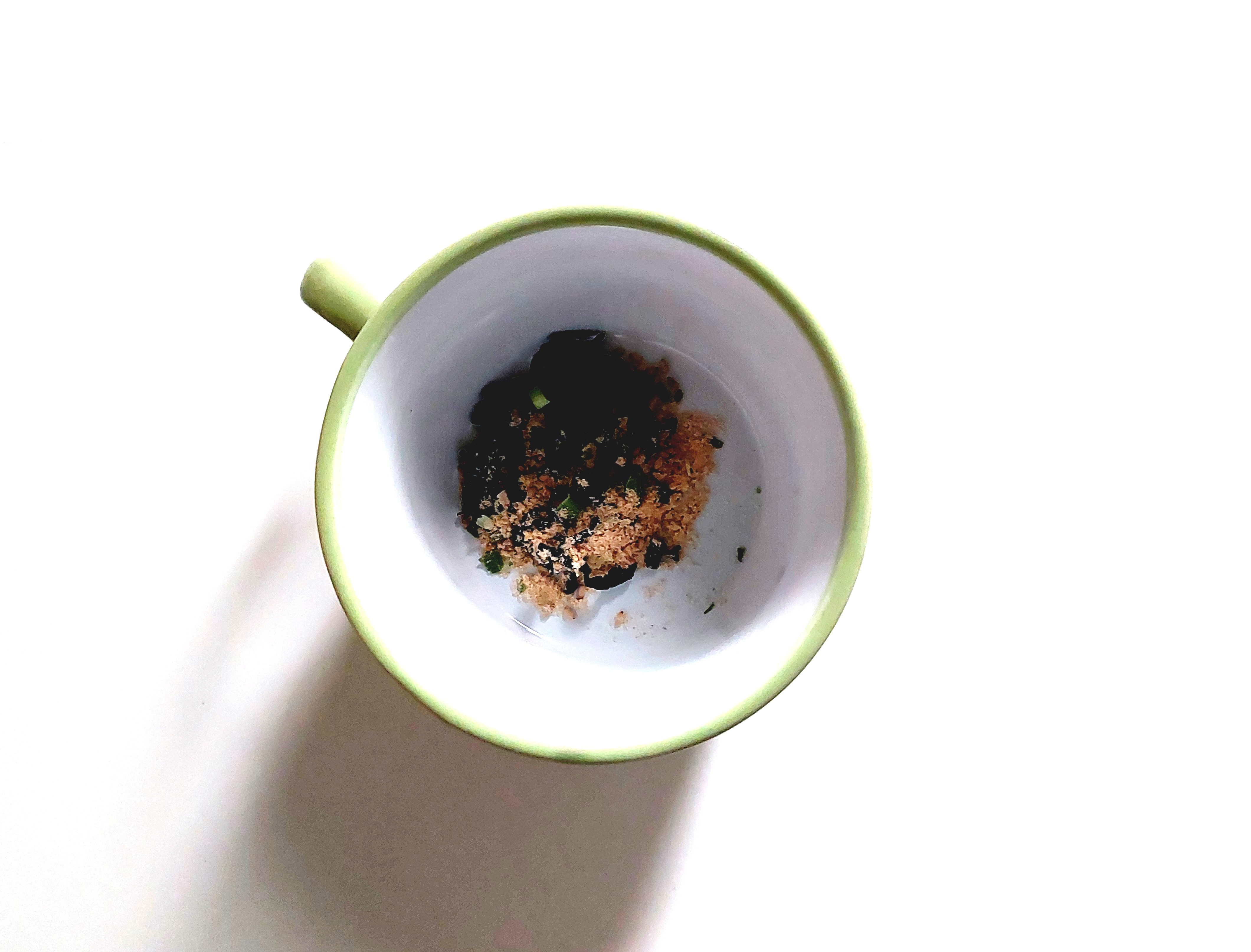 コープ「三陸産わかめスープ」中身をカップに出してみた