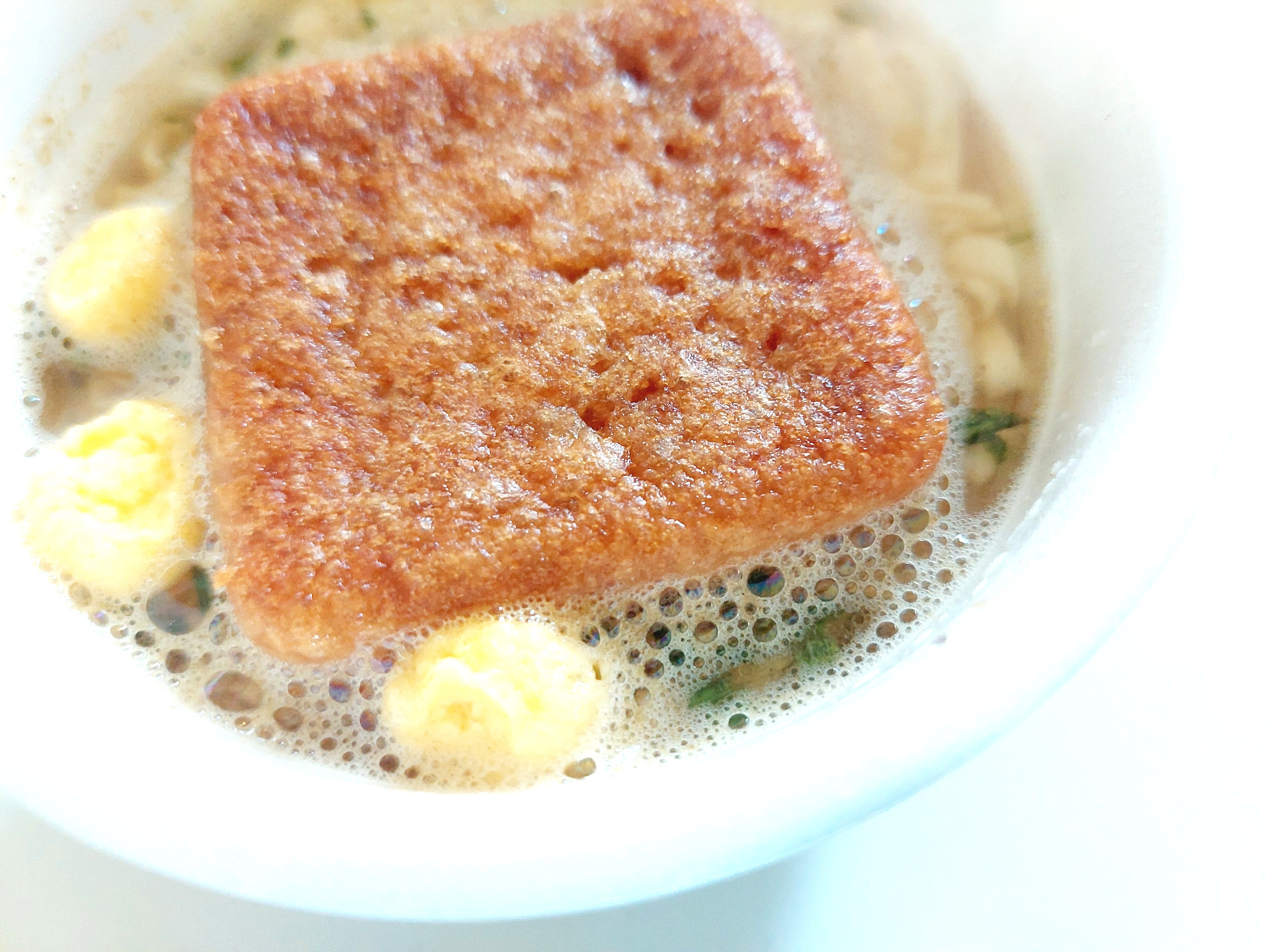 コープ「ミニきつねうどん　関西風」お揚げと卵ボール