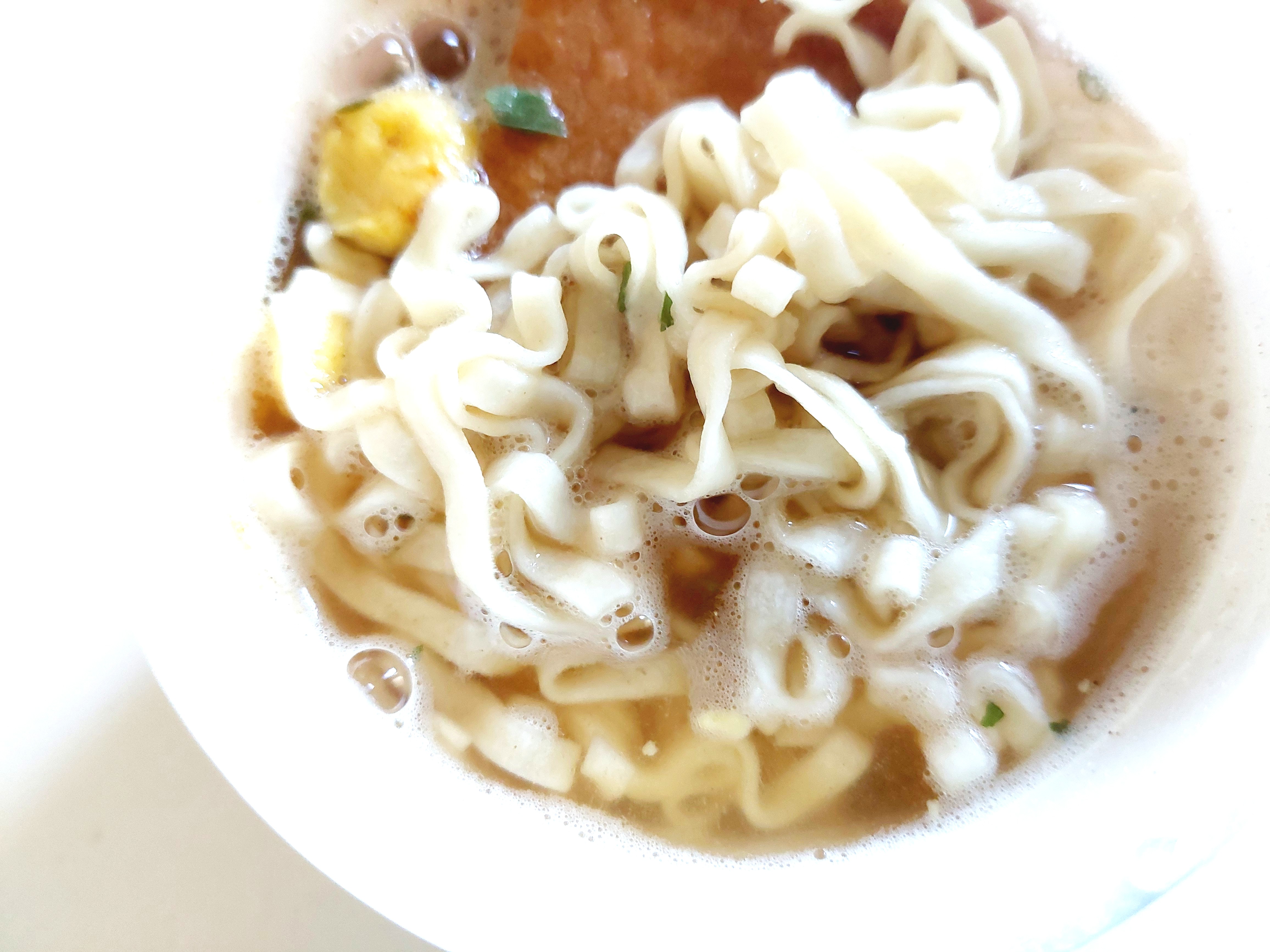 コープ「ミニきつねうどん関西風≪減塩≫」麺アップ
