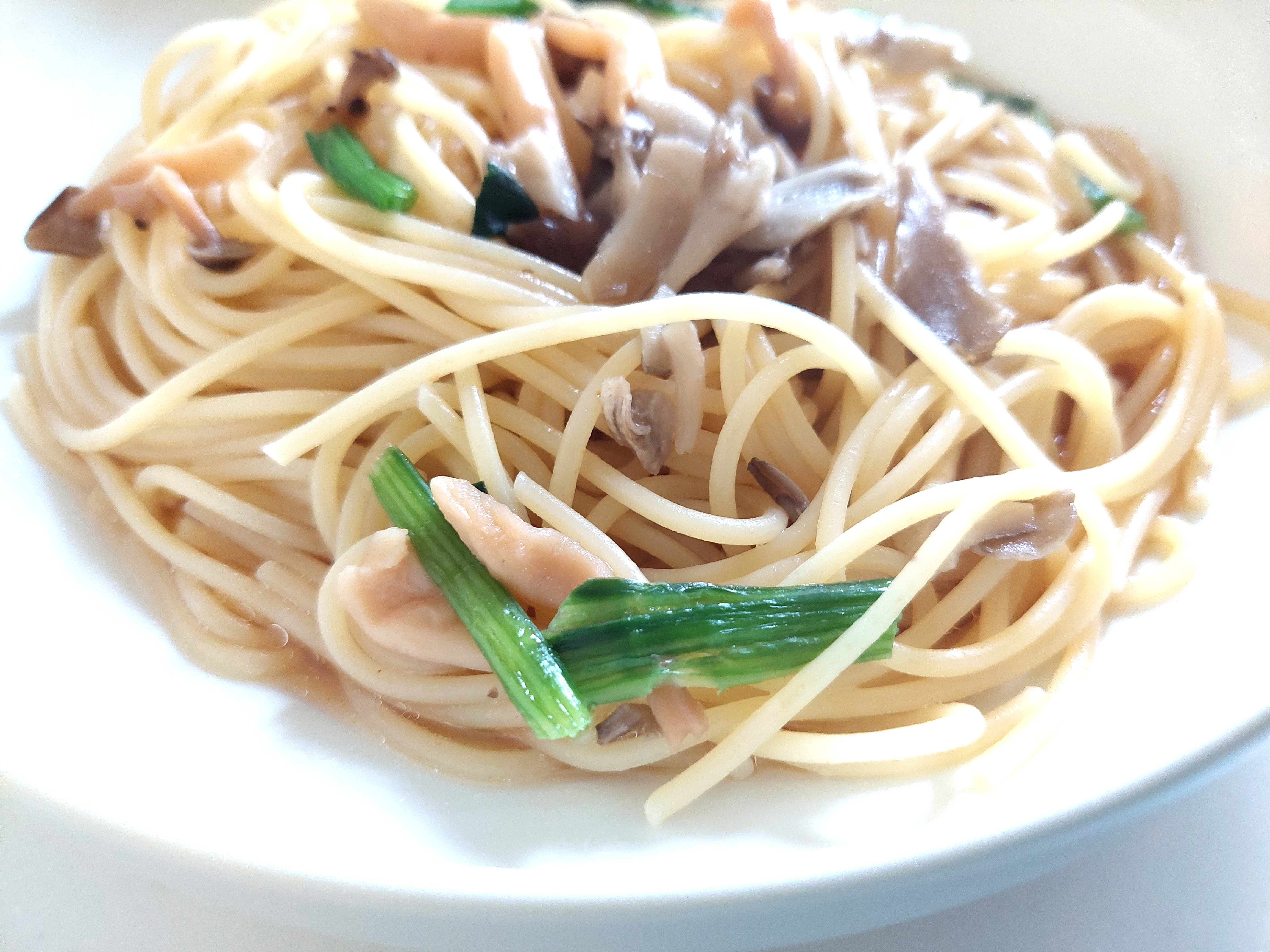 コープ「４種きのことほうれん草の和風醤油スパゲッティ」麺アップ