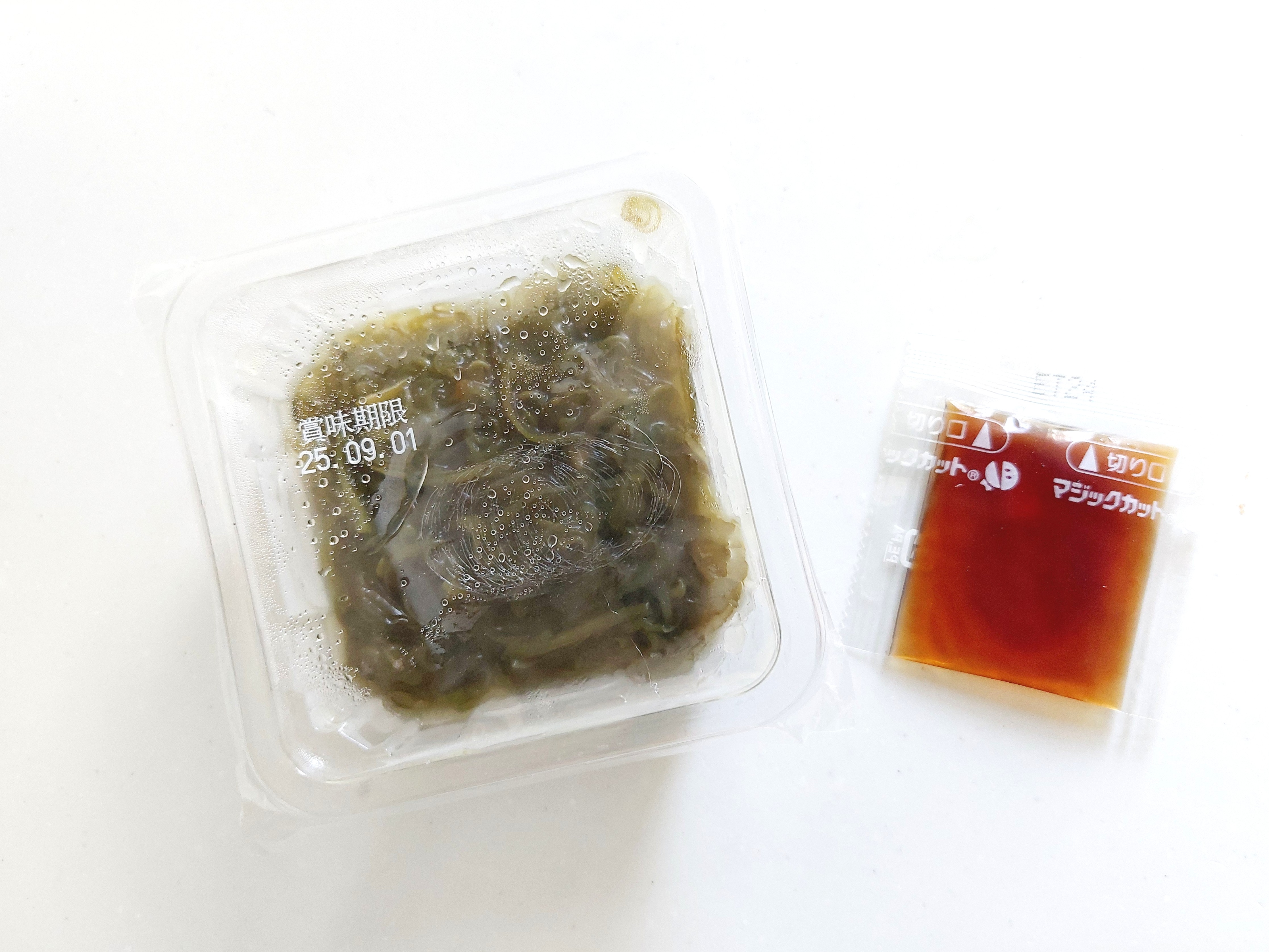 コープ「コープ「宮城県産めかぶ（たれ付）」タレとめかぶがくっついている