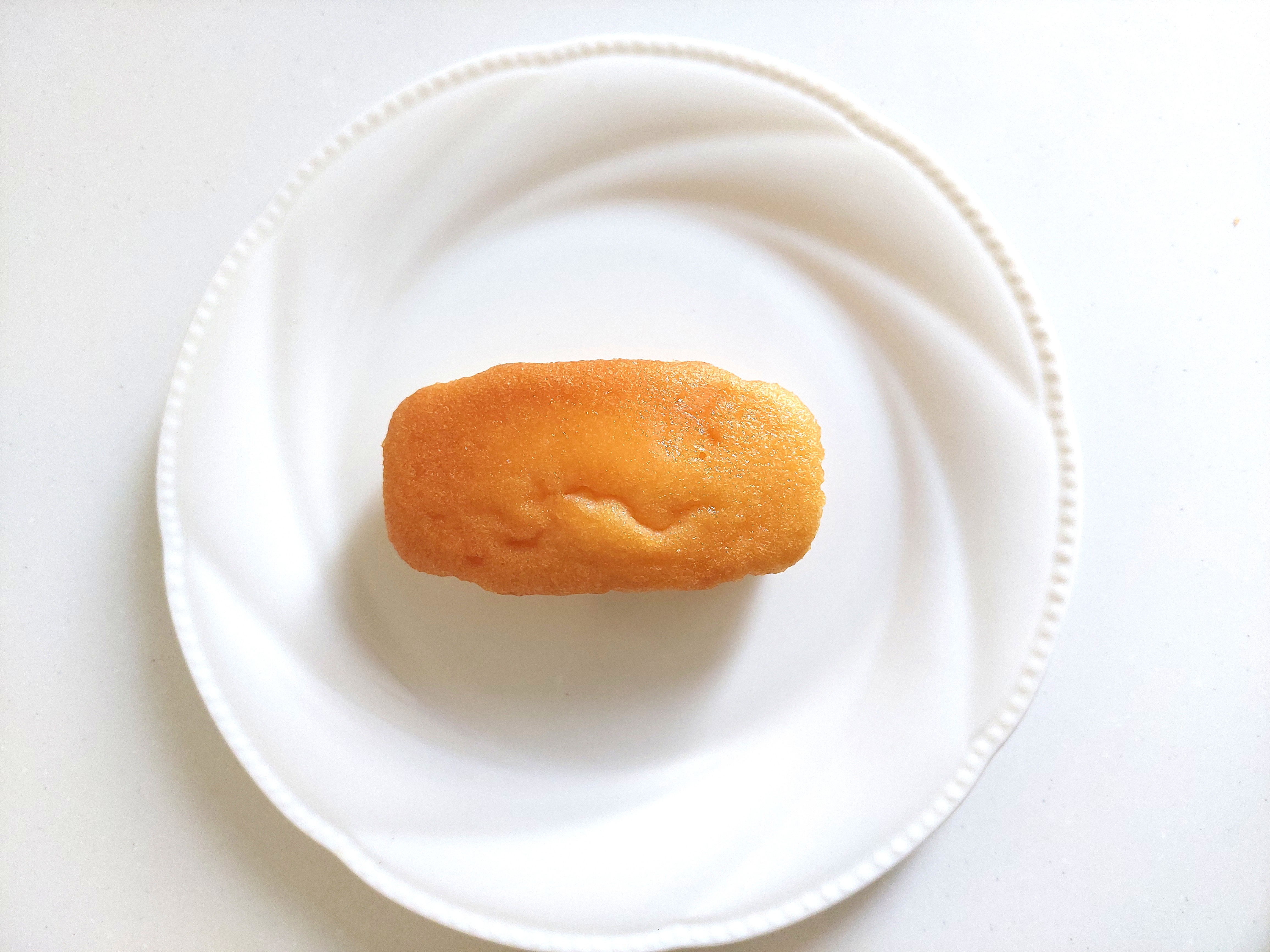 コープ「大山乳業の特選牛乳を使ったしっとりケーキ」お皿に盛り付けてみた