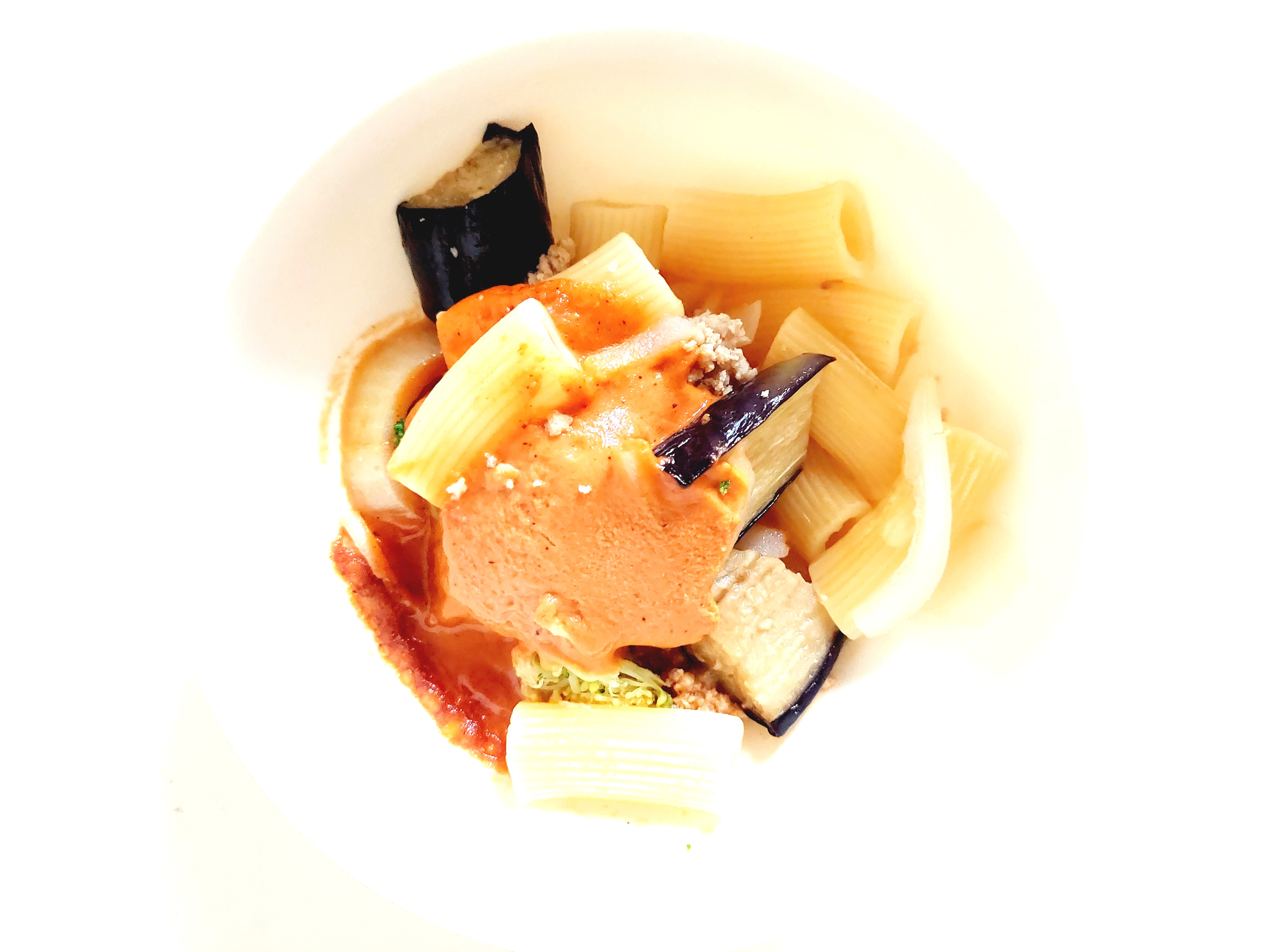 グリーンスプーン「豚ひき肉と香味野菜の贅沢クリーミーボロネーゼ」加熱直後